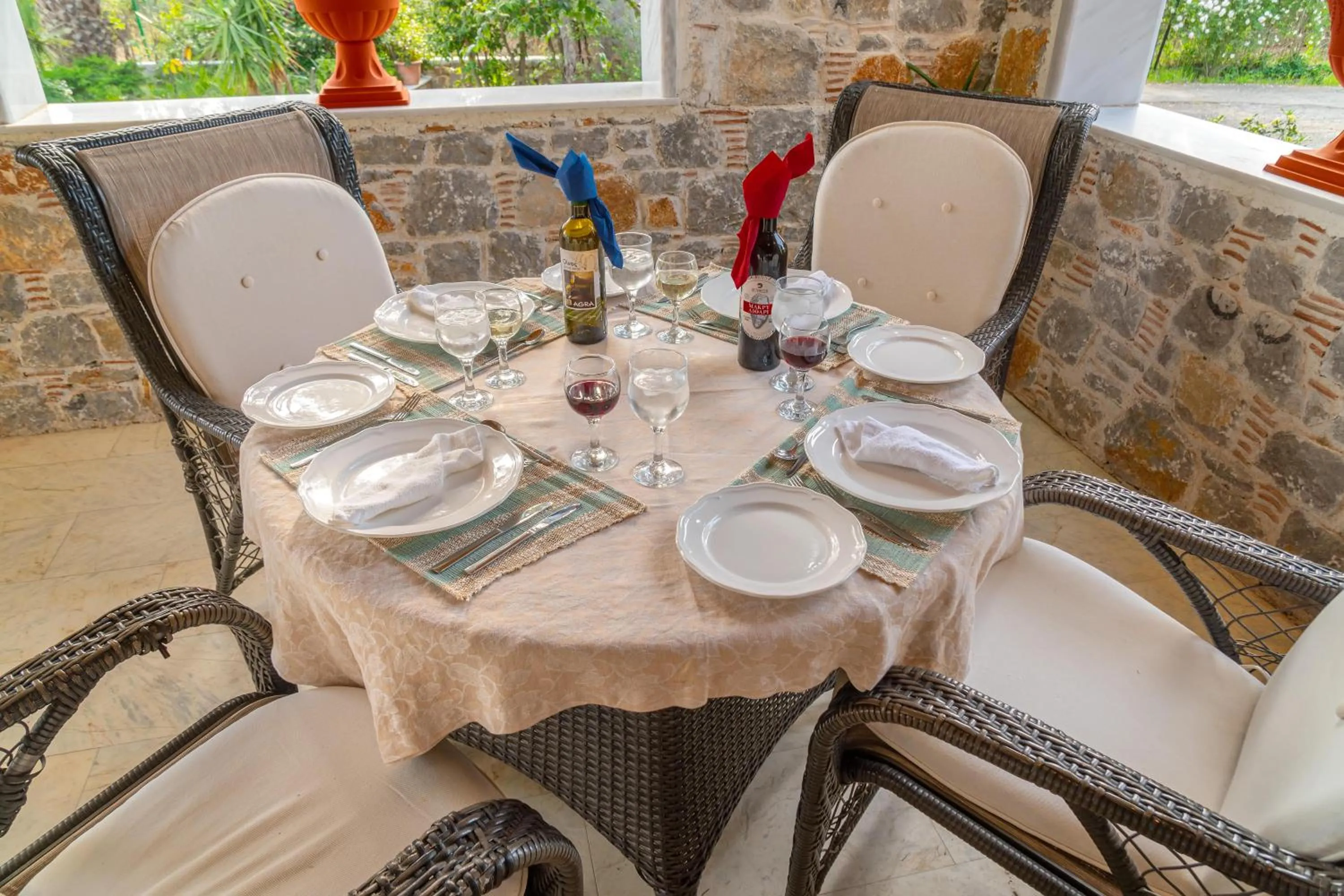 Restaurant/places to eat in Arco Beach Hotel