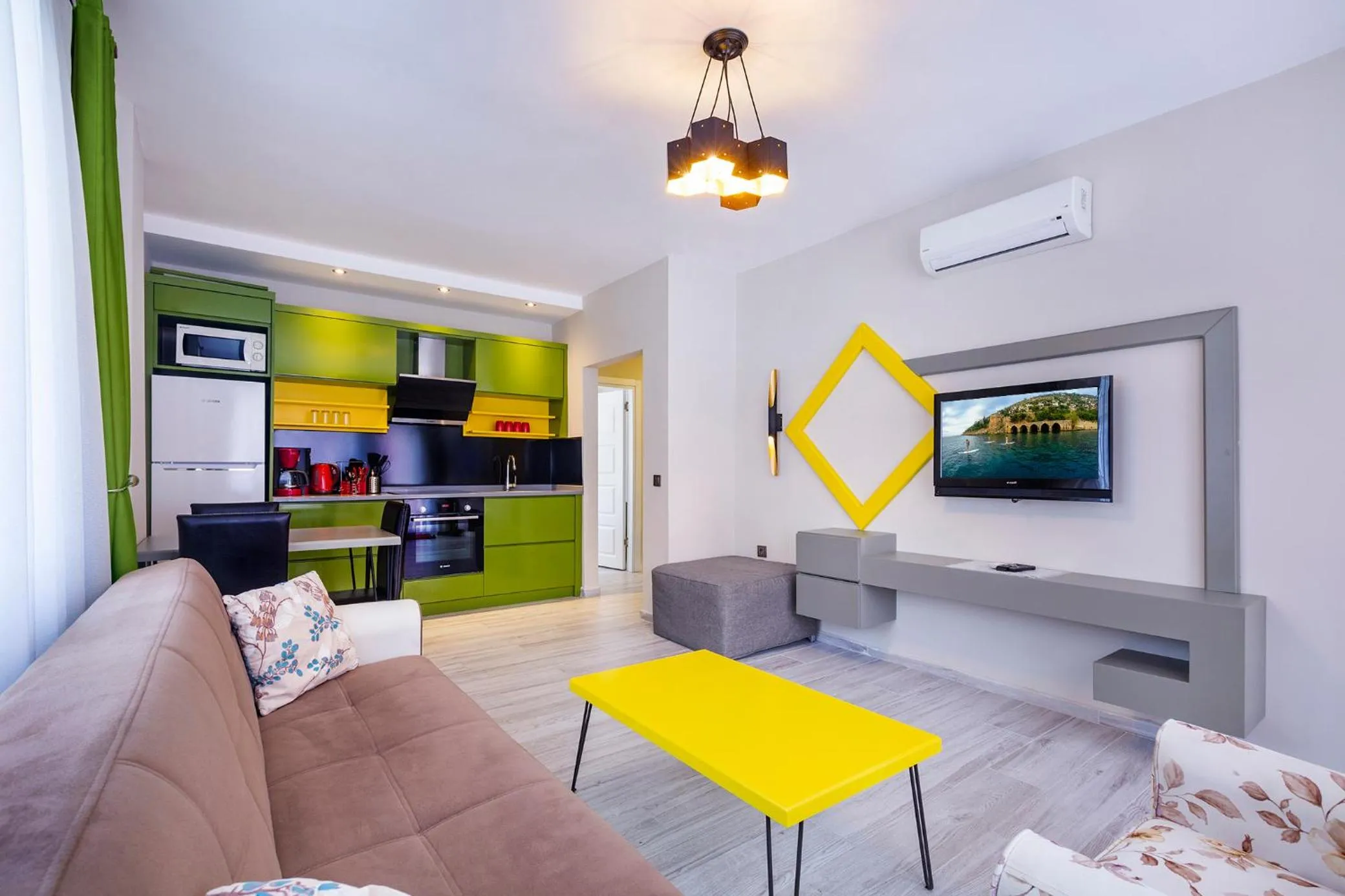 Communal lounge/ TV room in Twin Apart Hotel