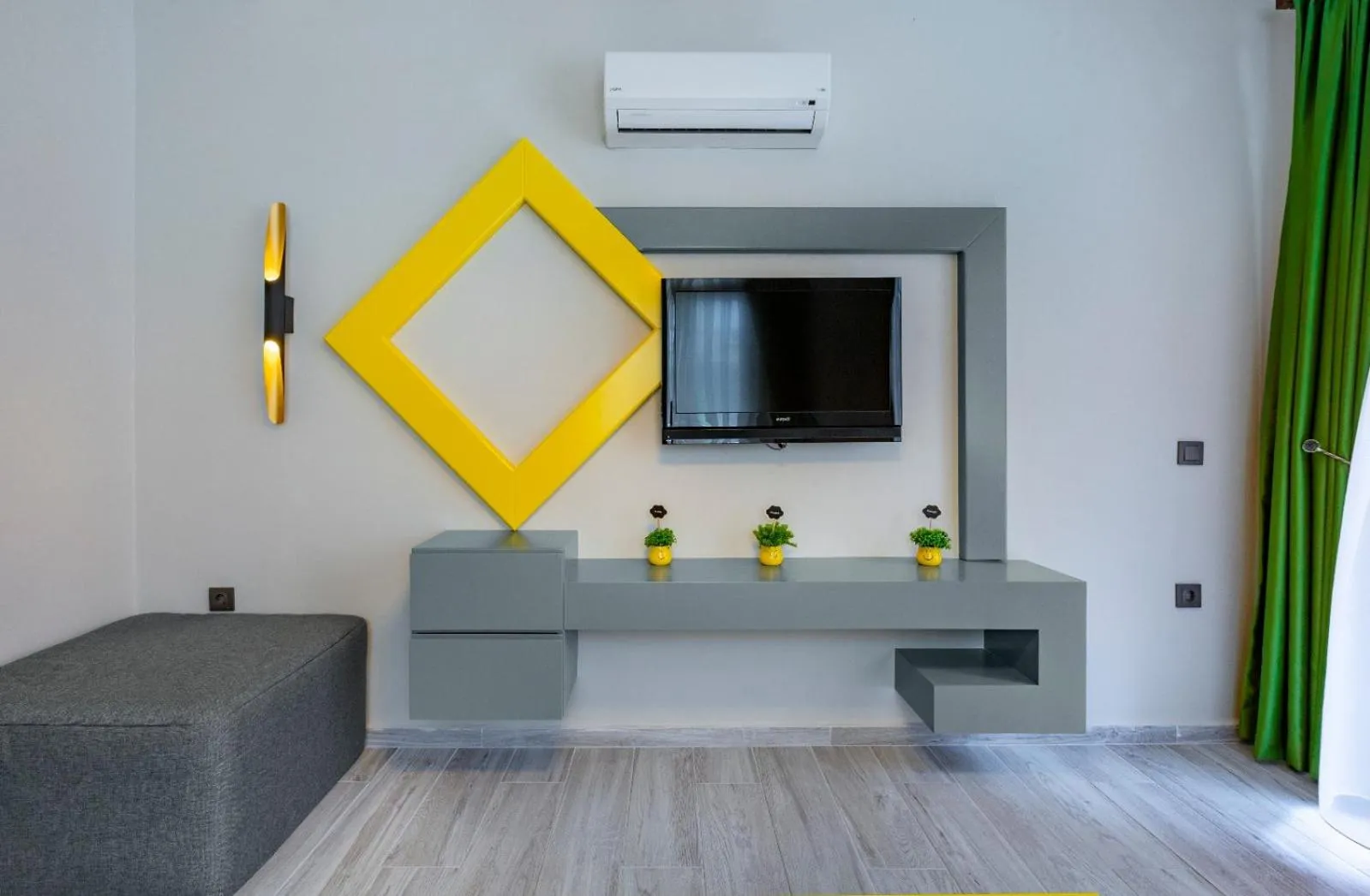 TV and multimedia in Twin Apart Hotel