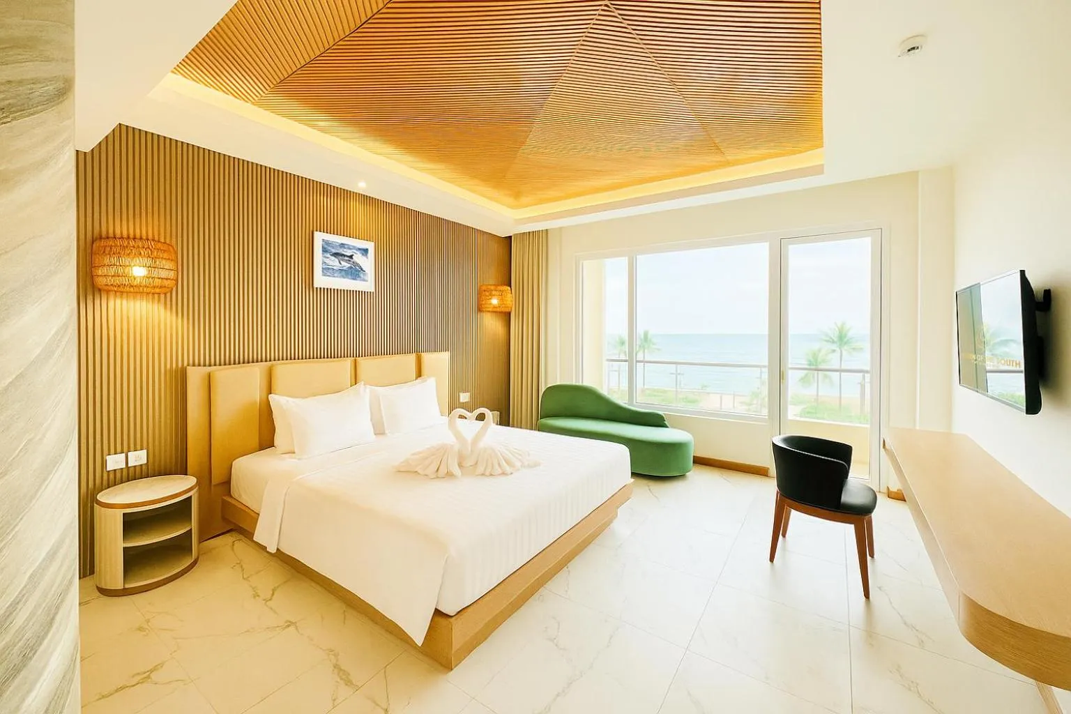 Photo of the whole room, Bed in Queen of the South Beach Resort