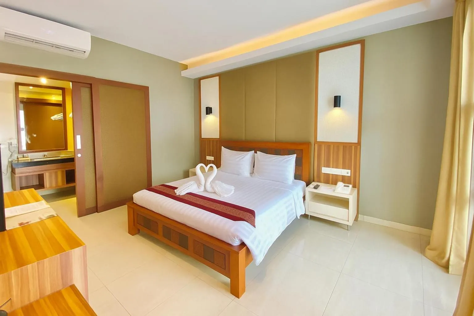 Photo of the whole room, Bed in Queen of the South Beach Resort