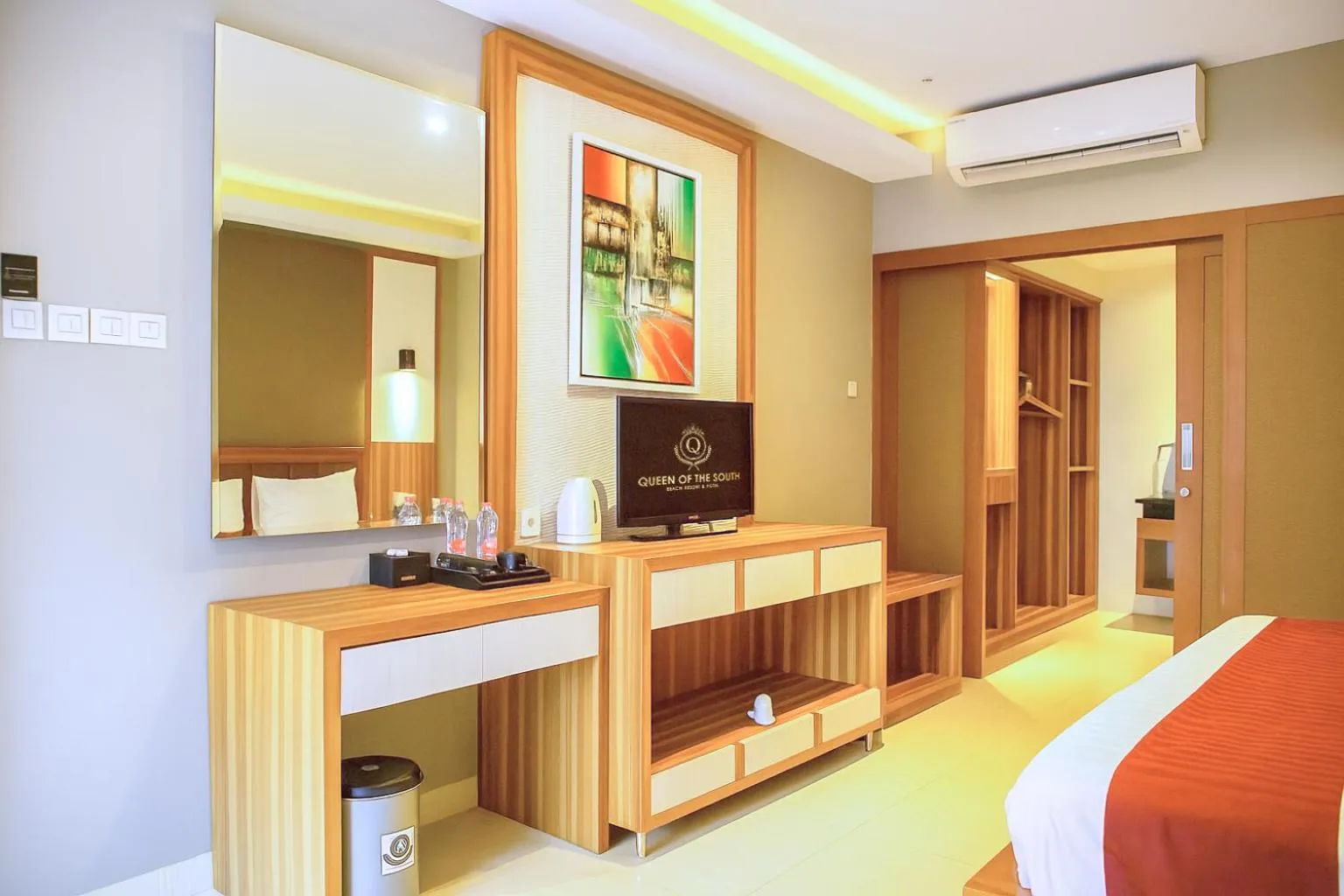 Seating area, Bed in Queen of the South Beach Resort