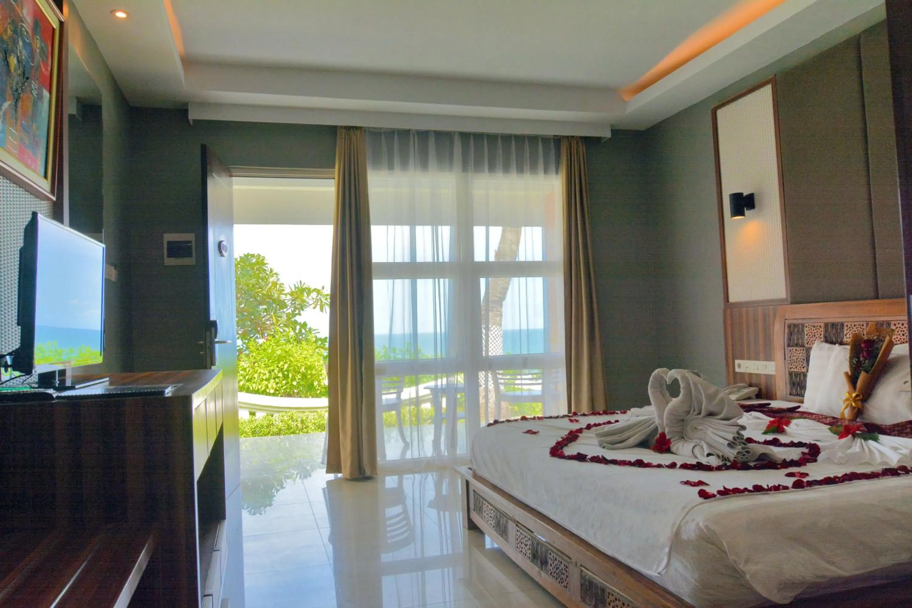 Bedroom, Bed in Queen of the South Beach Resort
