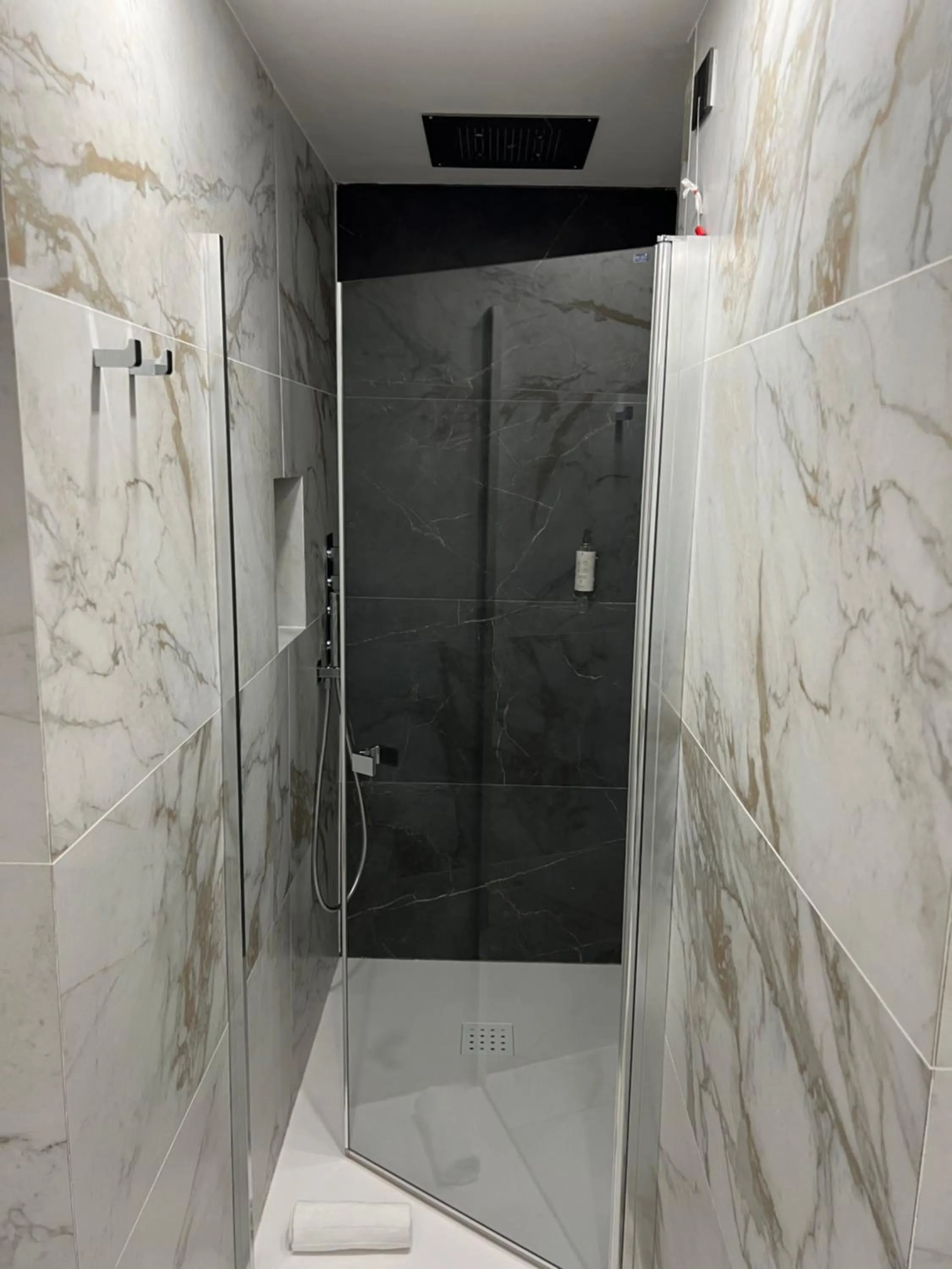 Shower in Maison Tritone