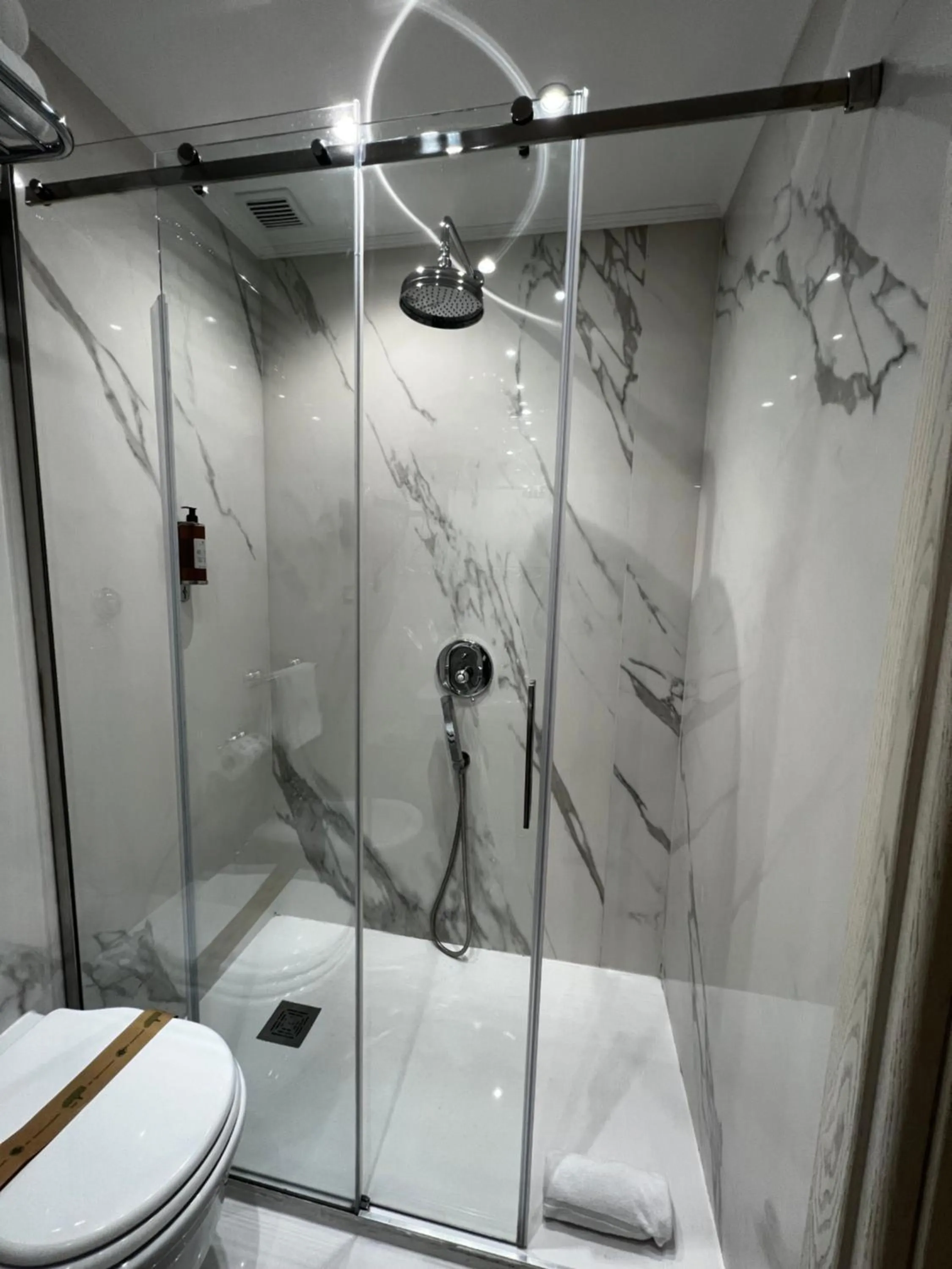 Shower in Maison Tritone