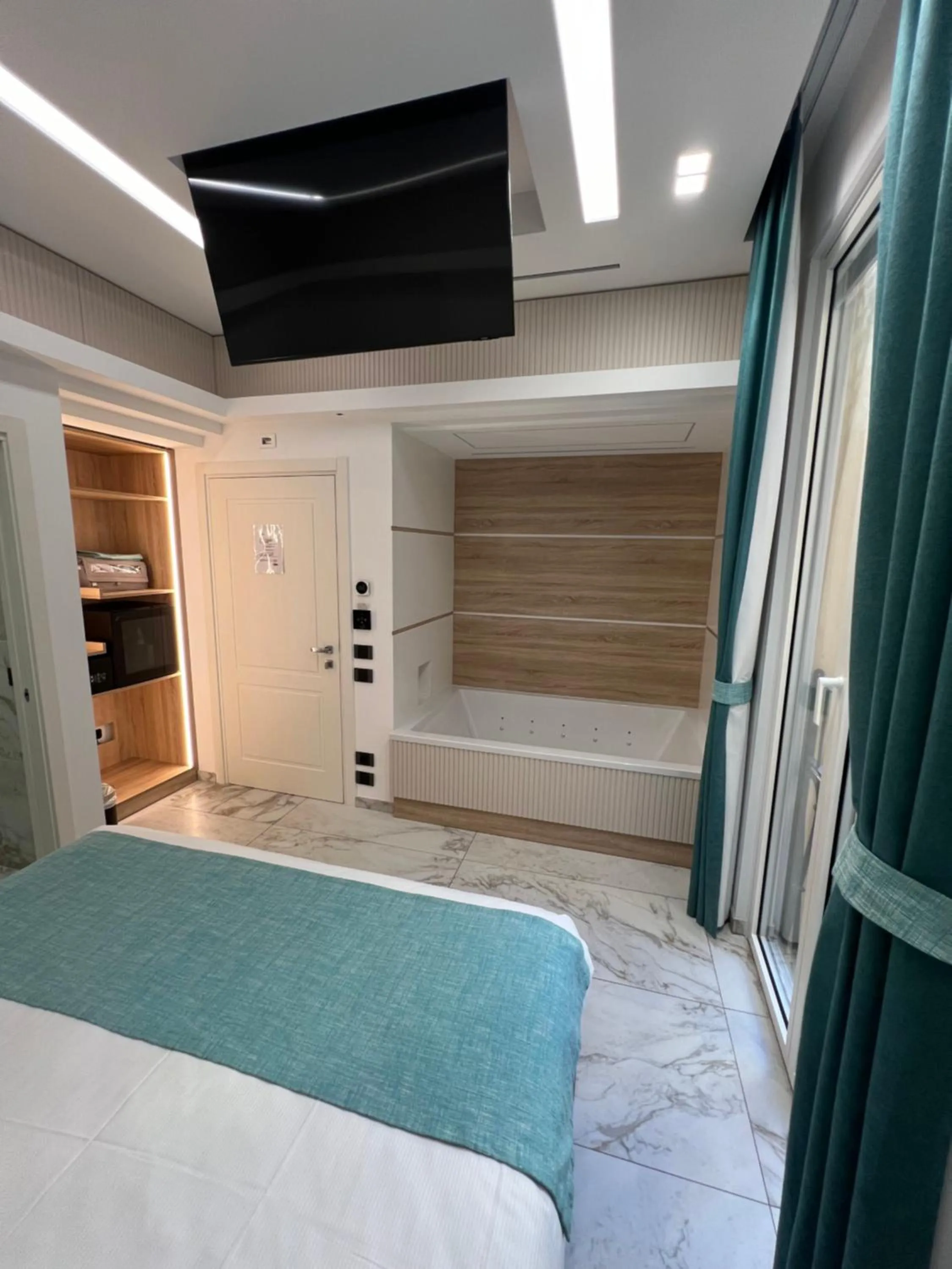 Hot Tub, Bed in Maison Tritone