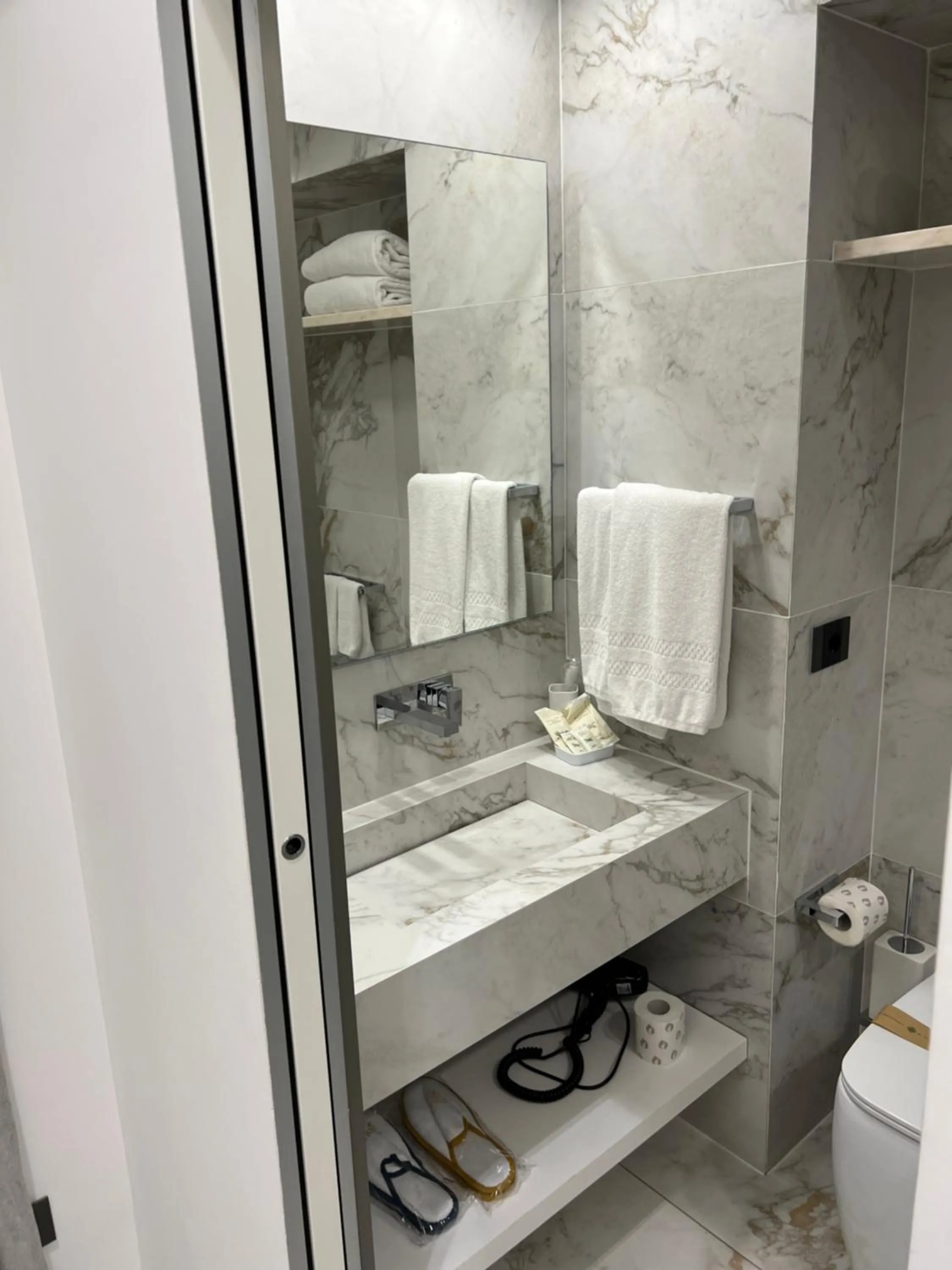 Shower in Maison Tritone