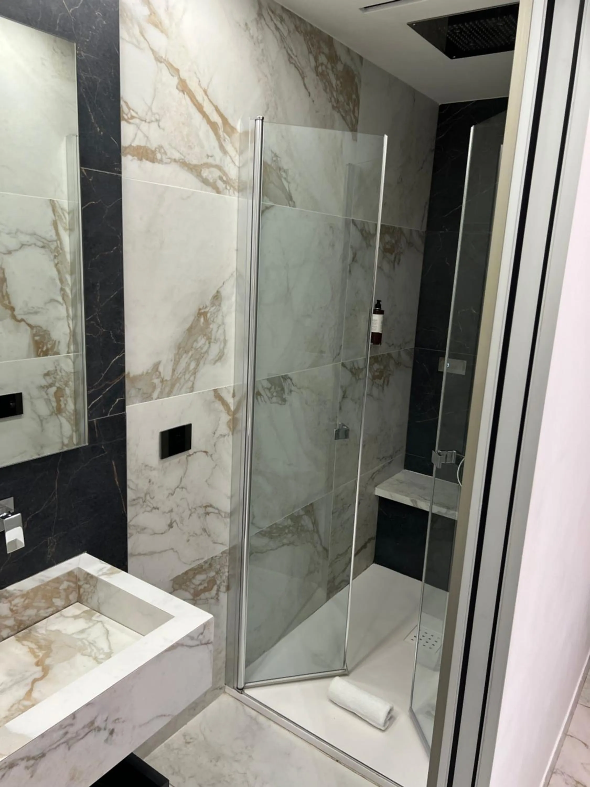 Shower in Maison Tritone