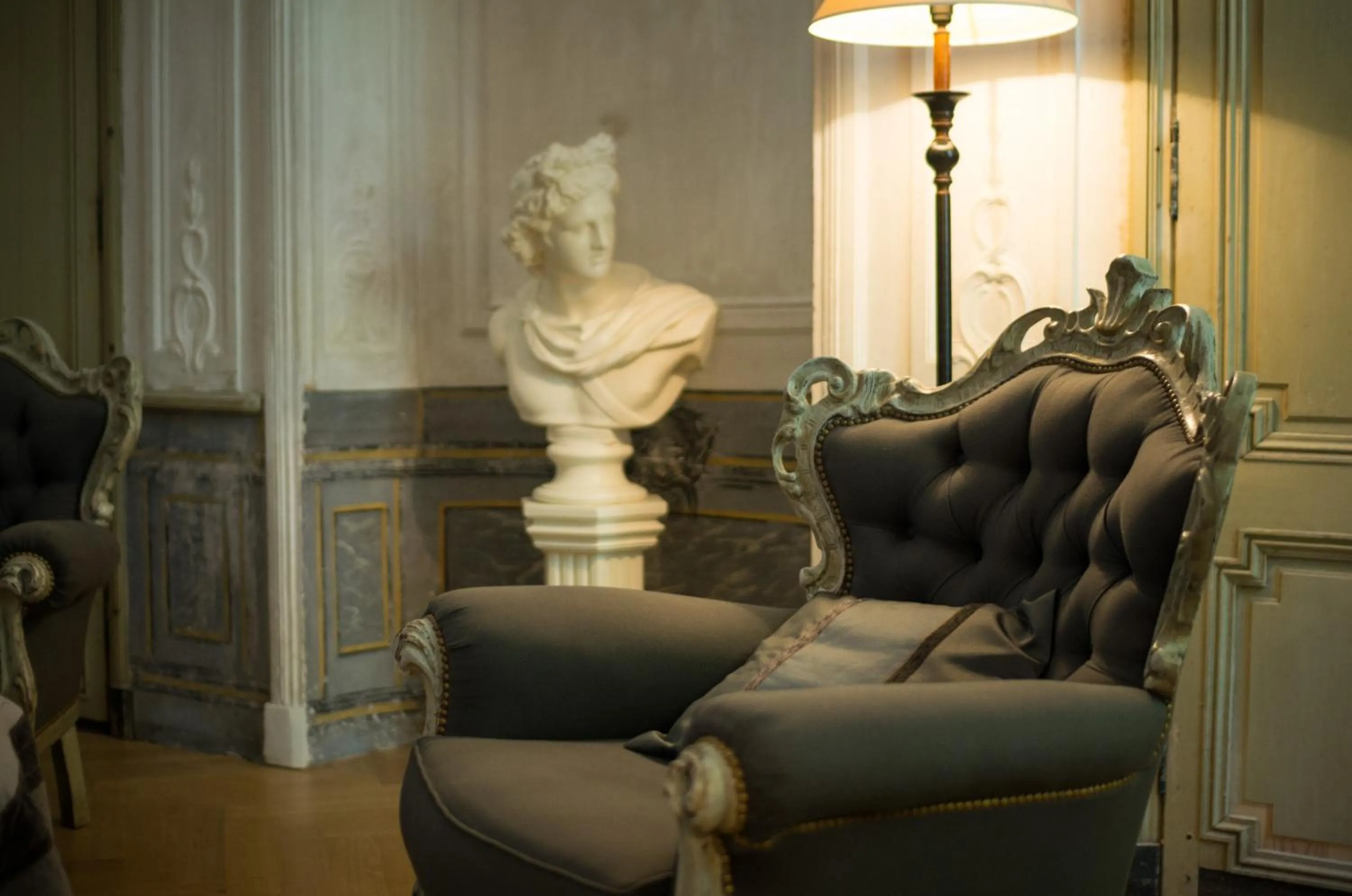 Library in B&B Maison d'Hôtes - Château de Jouques