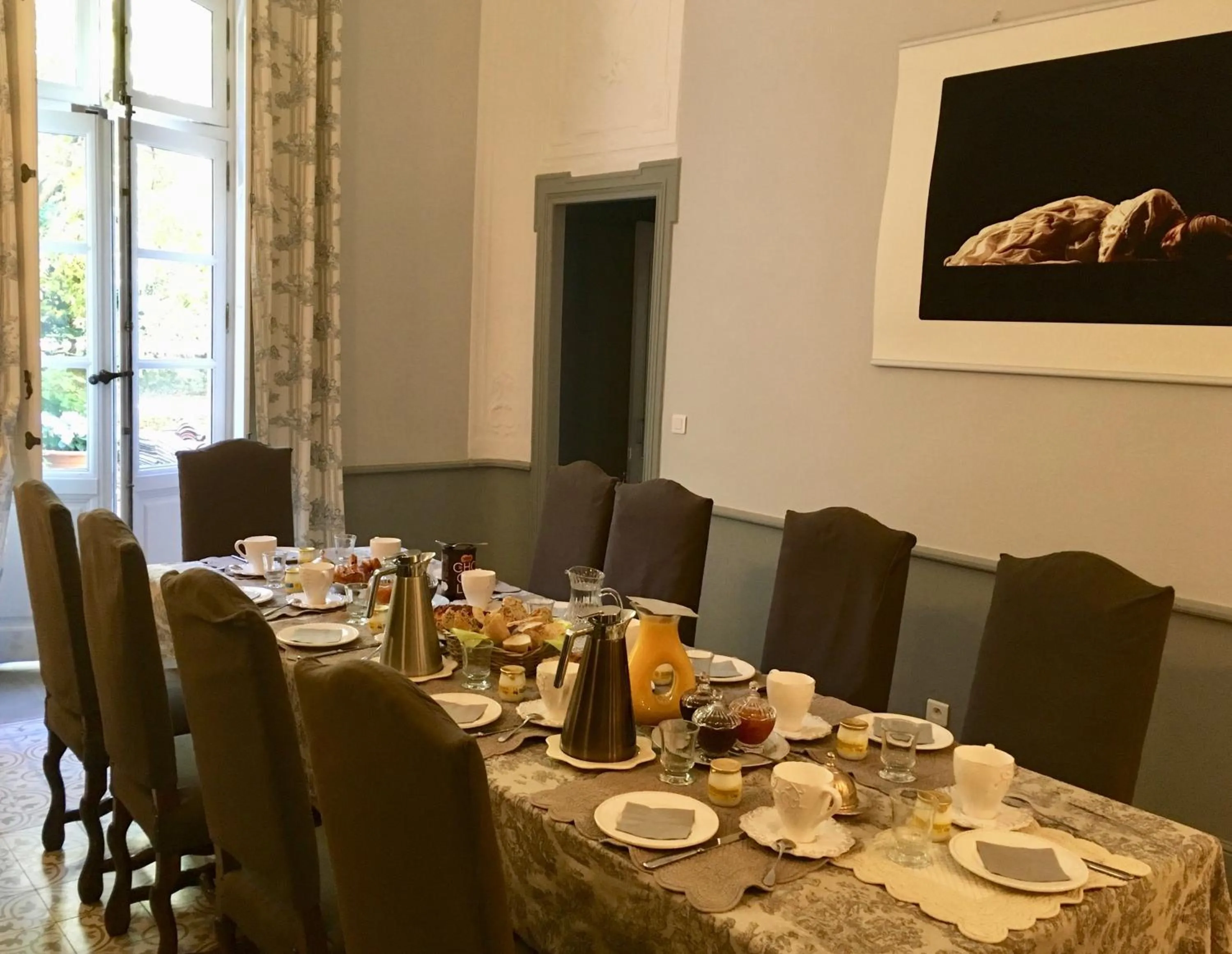 Communal kitchen in B&B Maison d'Hôtes - Château de Jouques