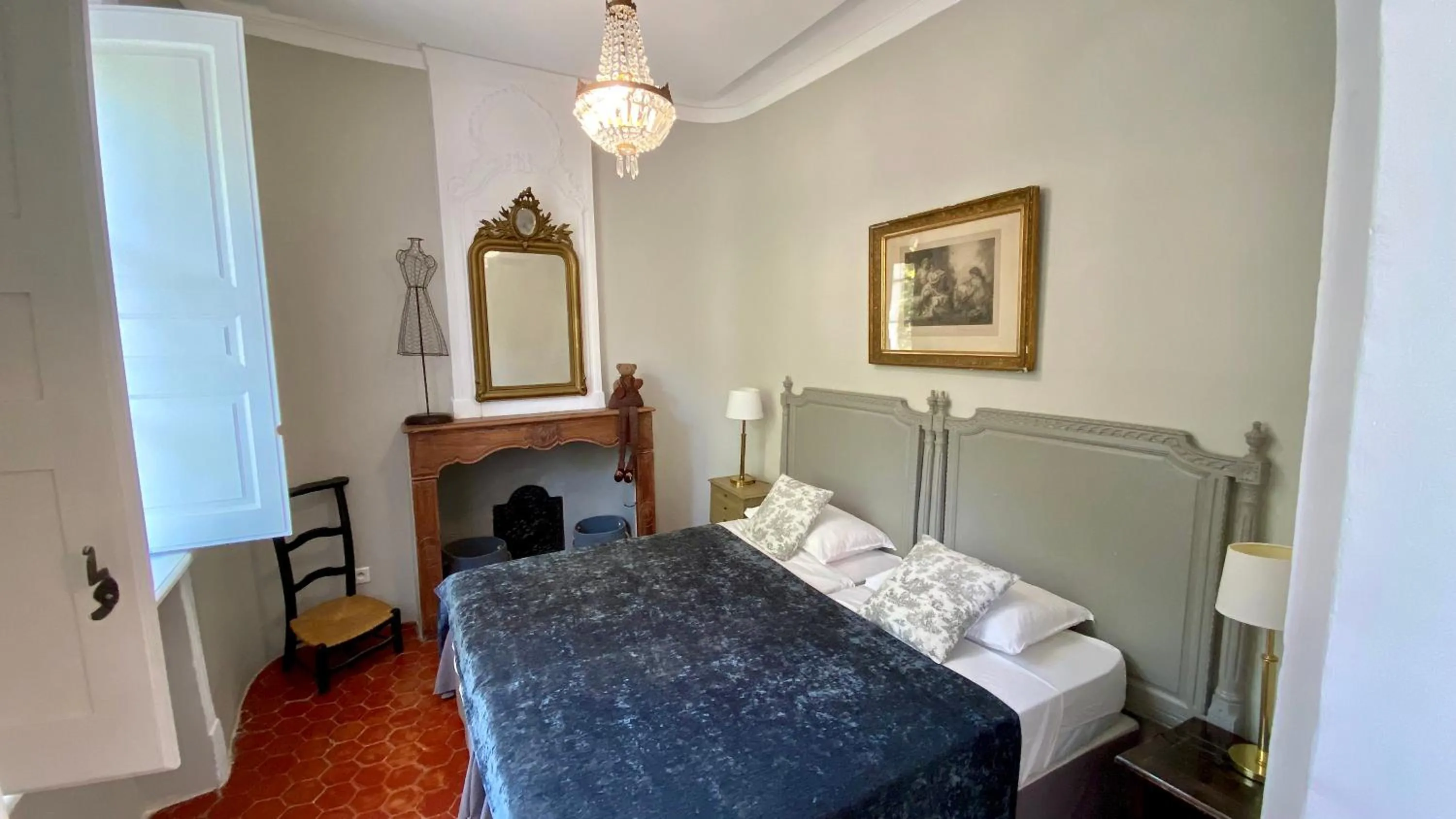 Photo of the whole room in B&B Maison d'Hôtes - Château de Jouques