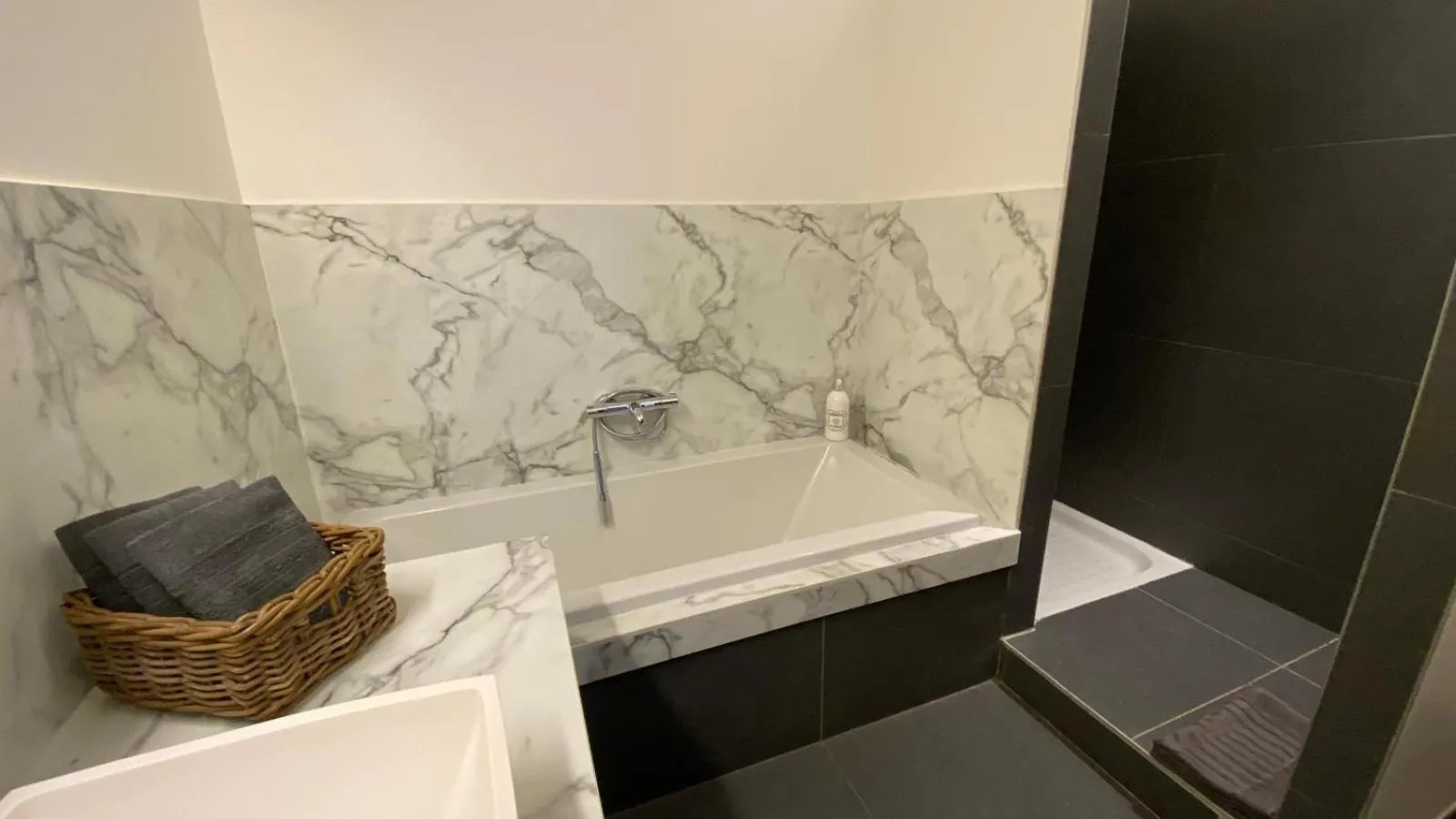 Bath in B&B Maison d'Hôtes - Château de Jouques