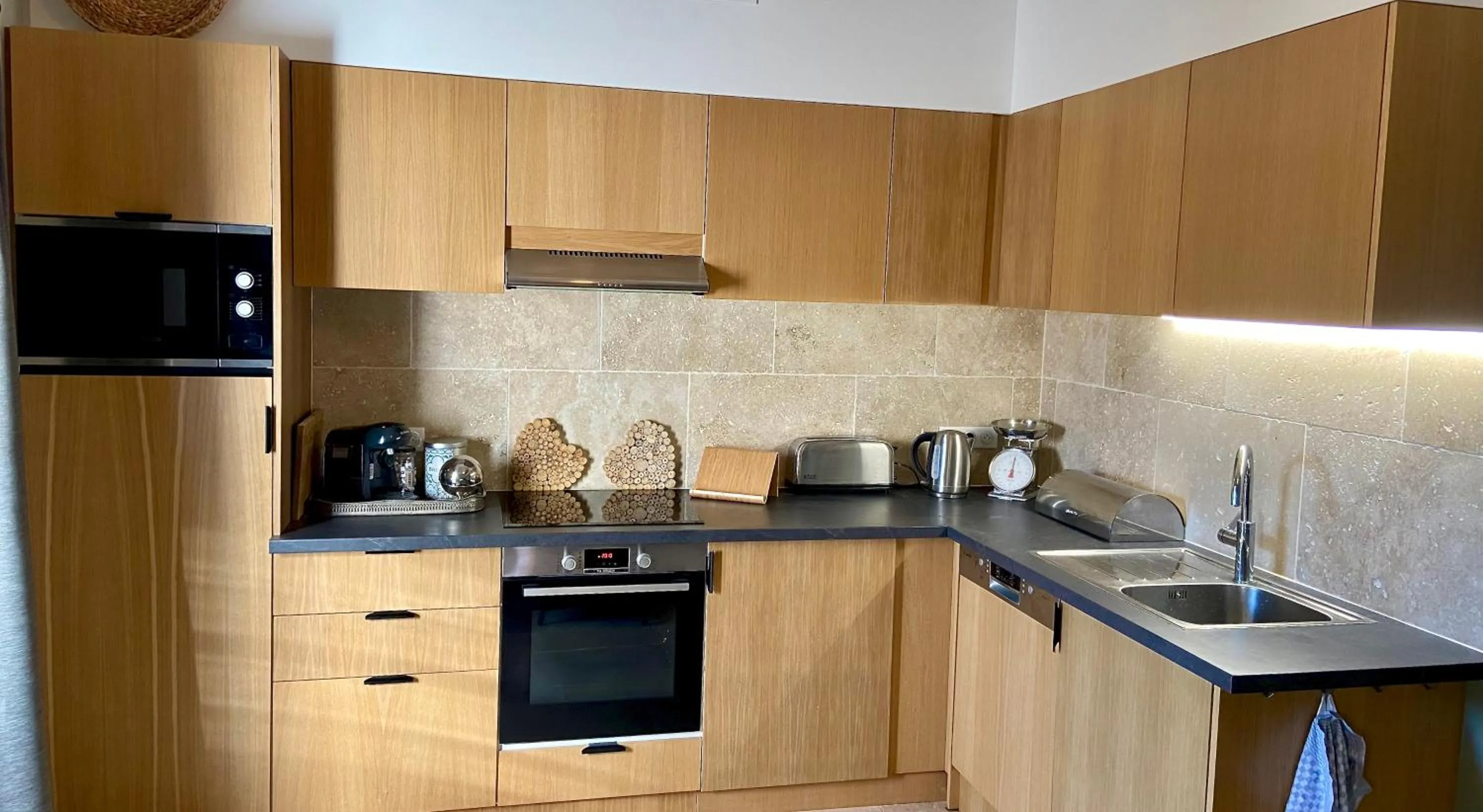 kitchen in B&B Maison d'Hôtes - Château de Jouques
