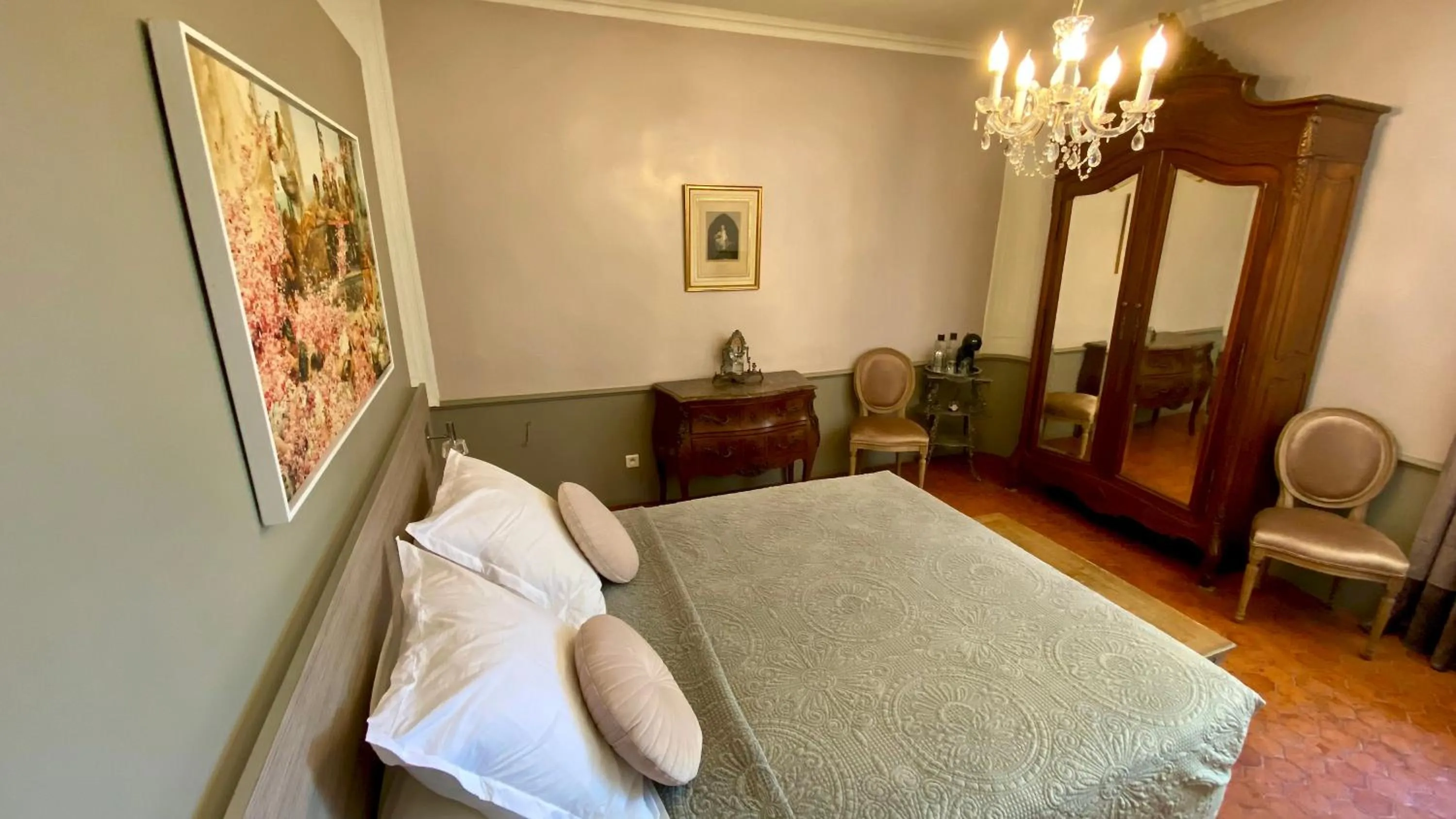 Photo of the whole room in B&B Maison d'Hôtes - Château de Jouques