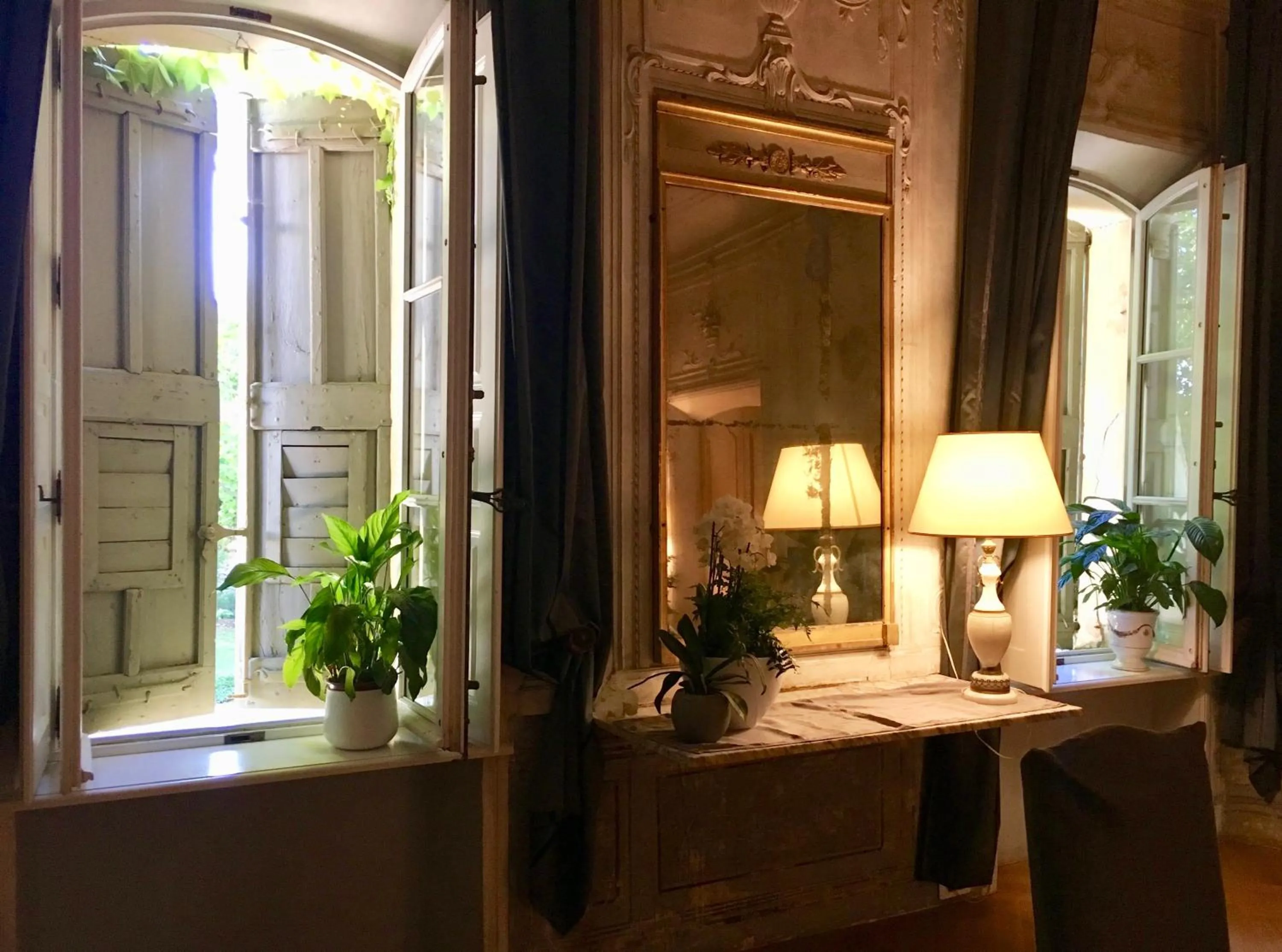 Communal lounge/ TV room in B&B Maison d'Hôtes - Château de Jouques