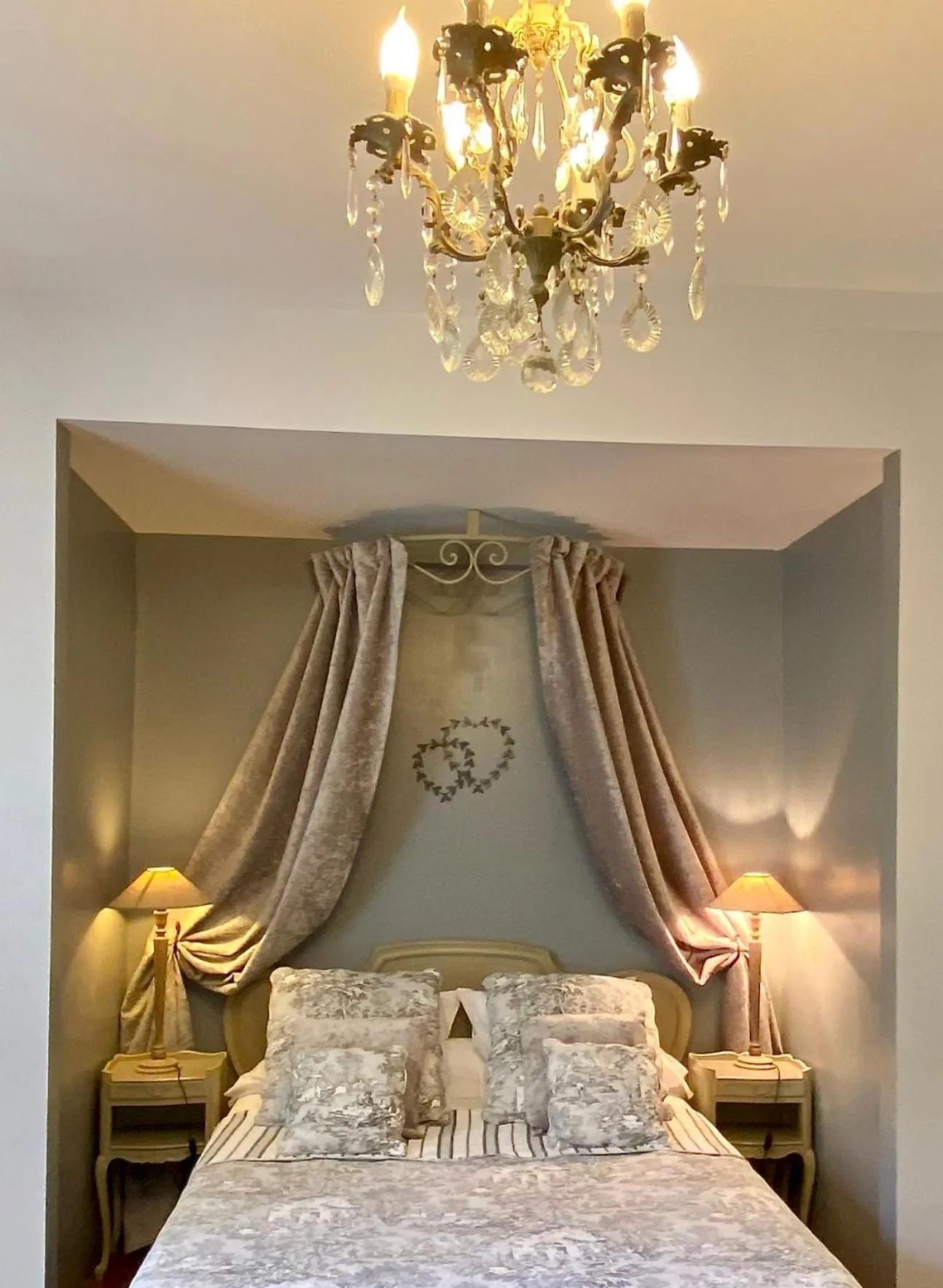 Photo of the whole room in B&B Maison d'Hôtes - Château de Jouques