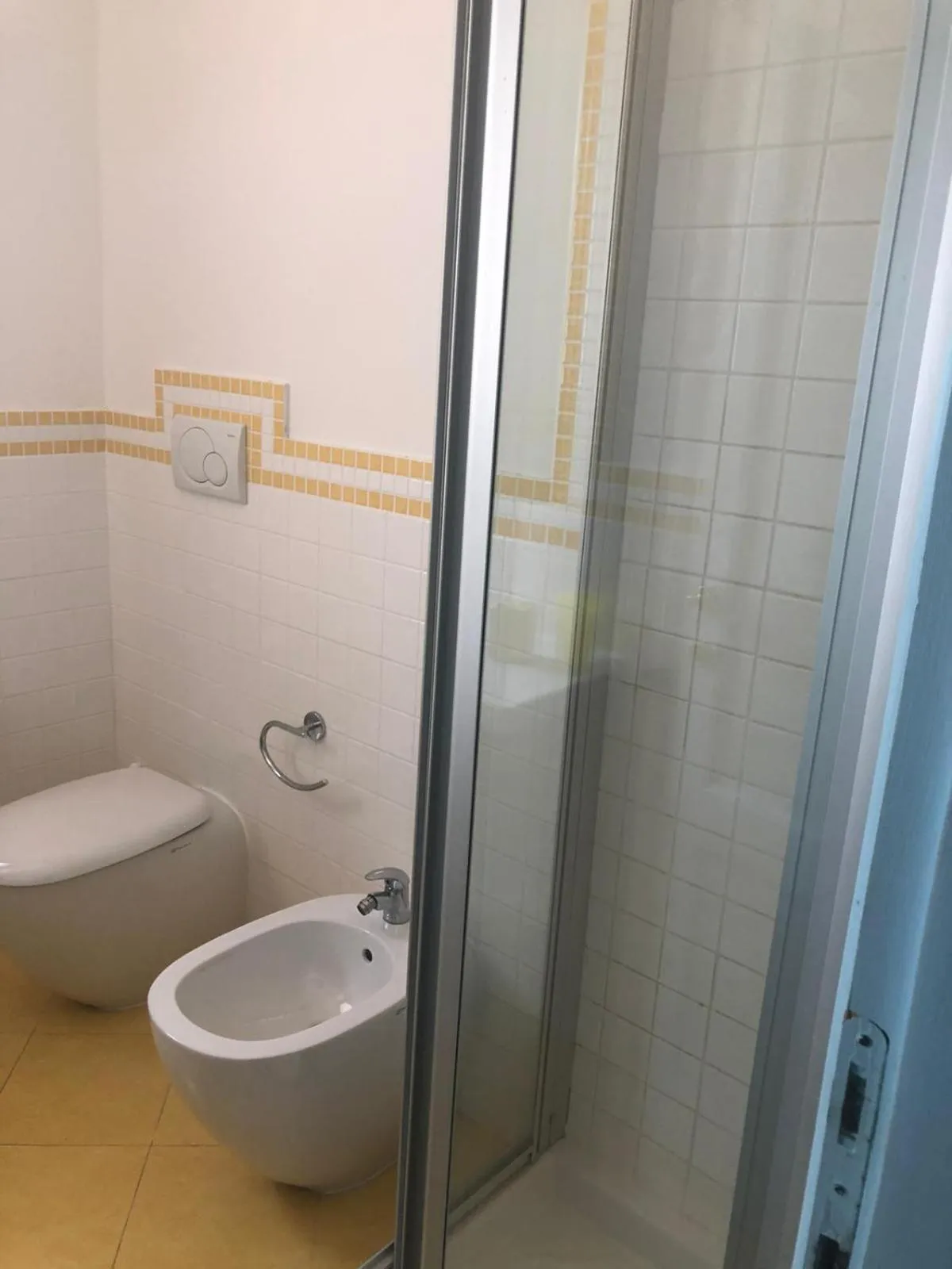 Shower in White Sand Residence