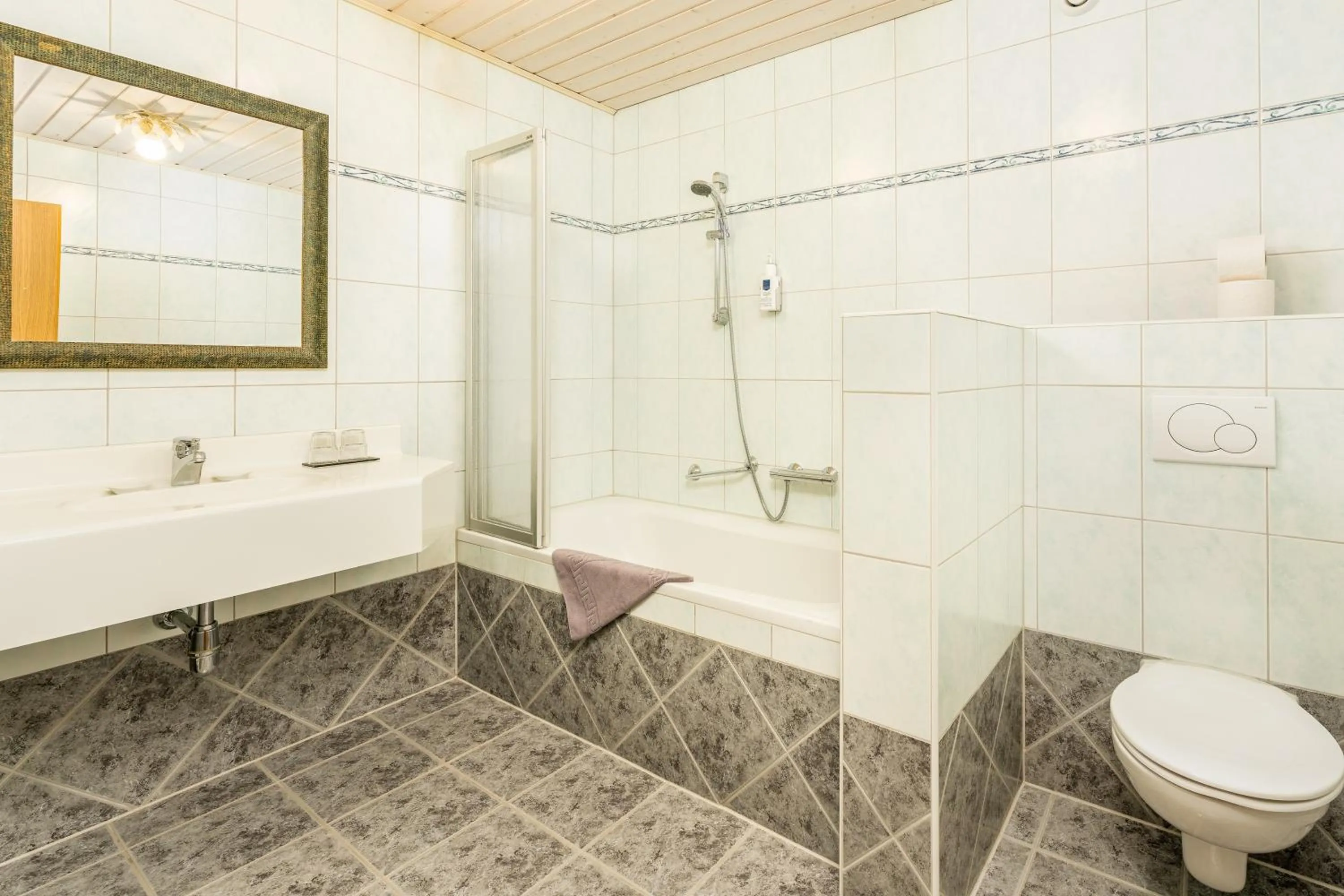 Bathroom in Alpen Wohlfühlhotel Dörflwirt