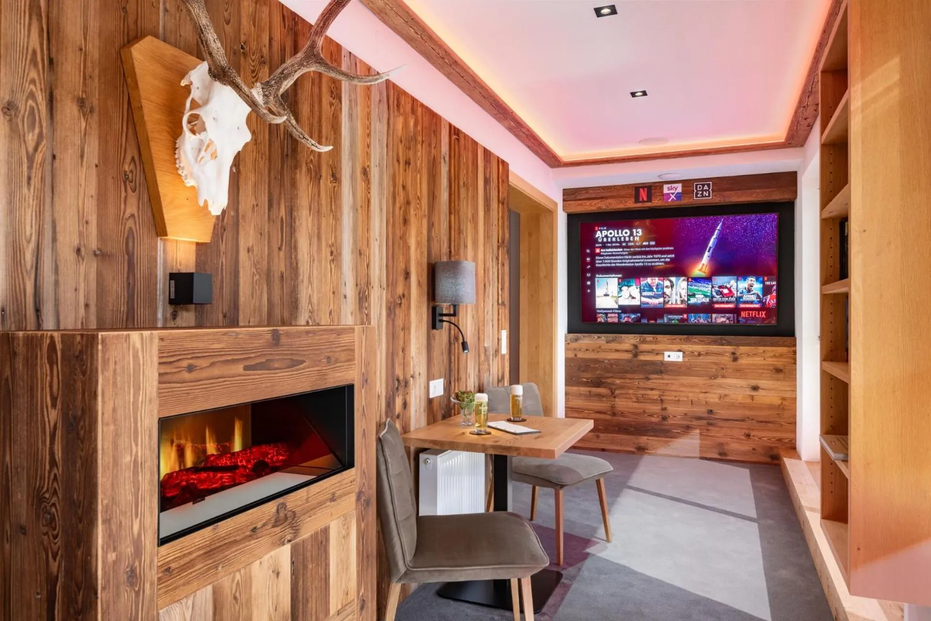 Communal lounge/ TV room in Alpenhof Hotel Garni Suprême