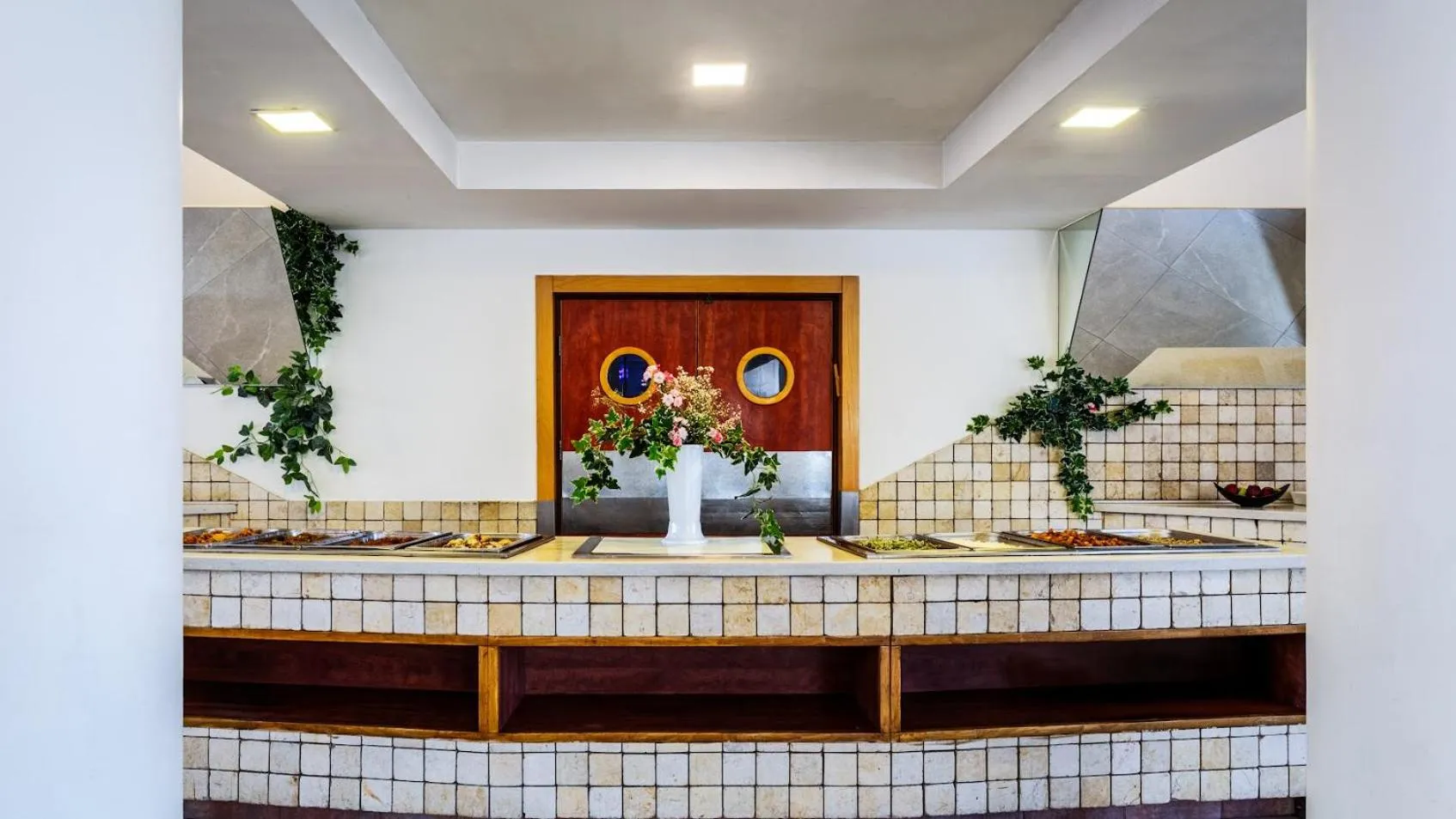 Restaurant/places to eat in Inbar Hotel