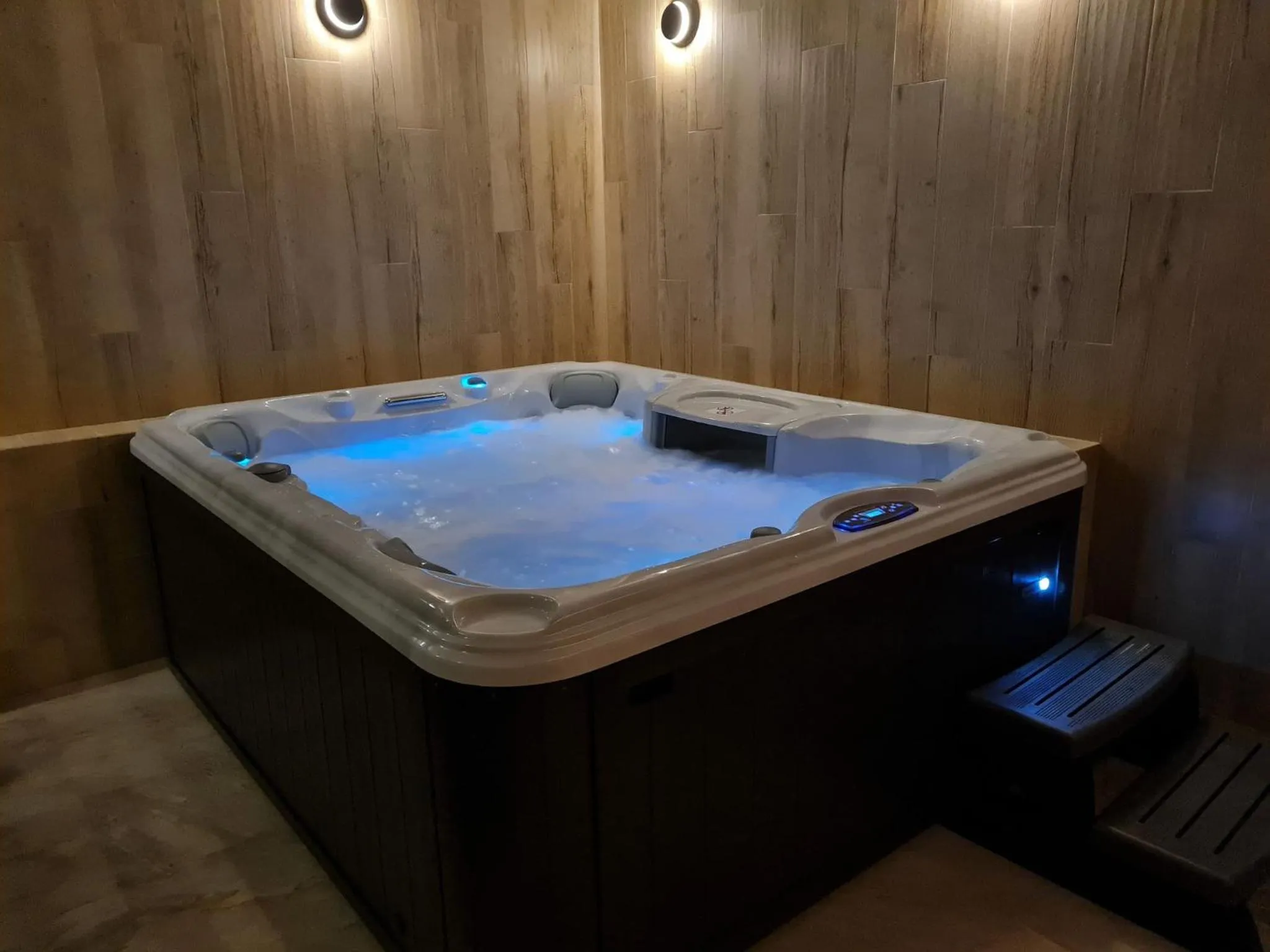 Hot Tub in Hotel 365