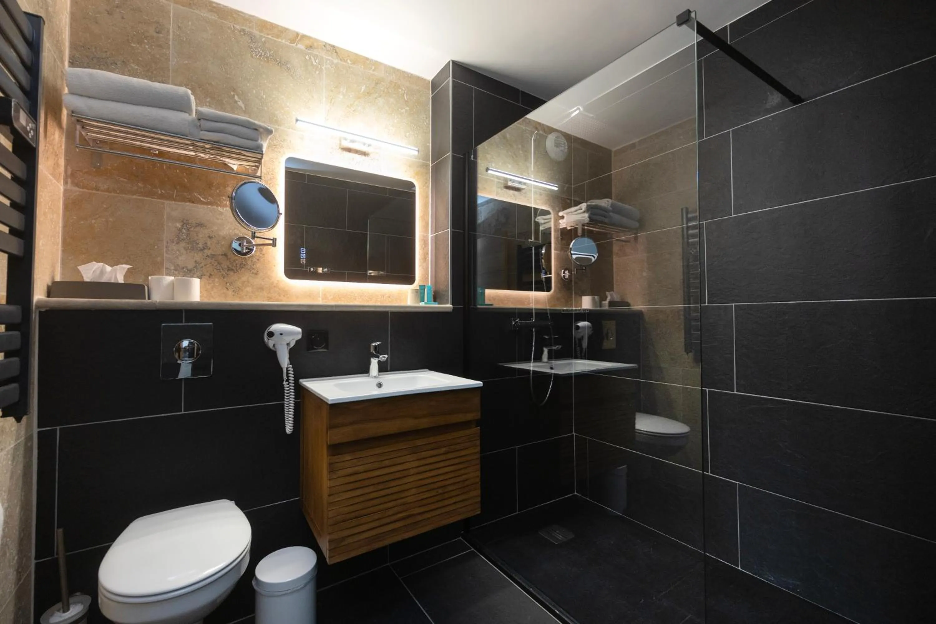 Bathroom in Logis Hotel Restaurant SPA Les Oliviers