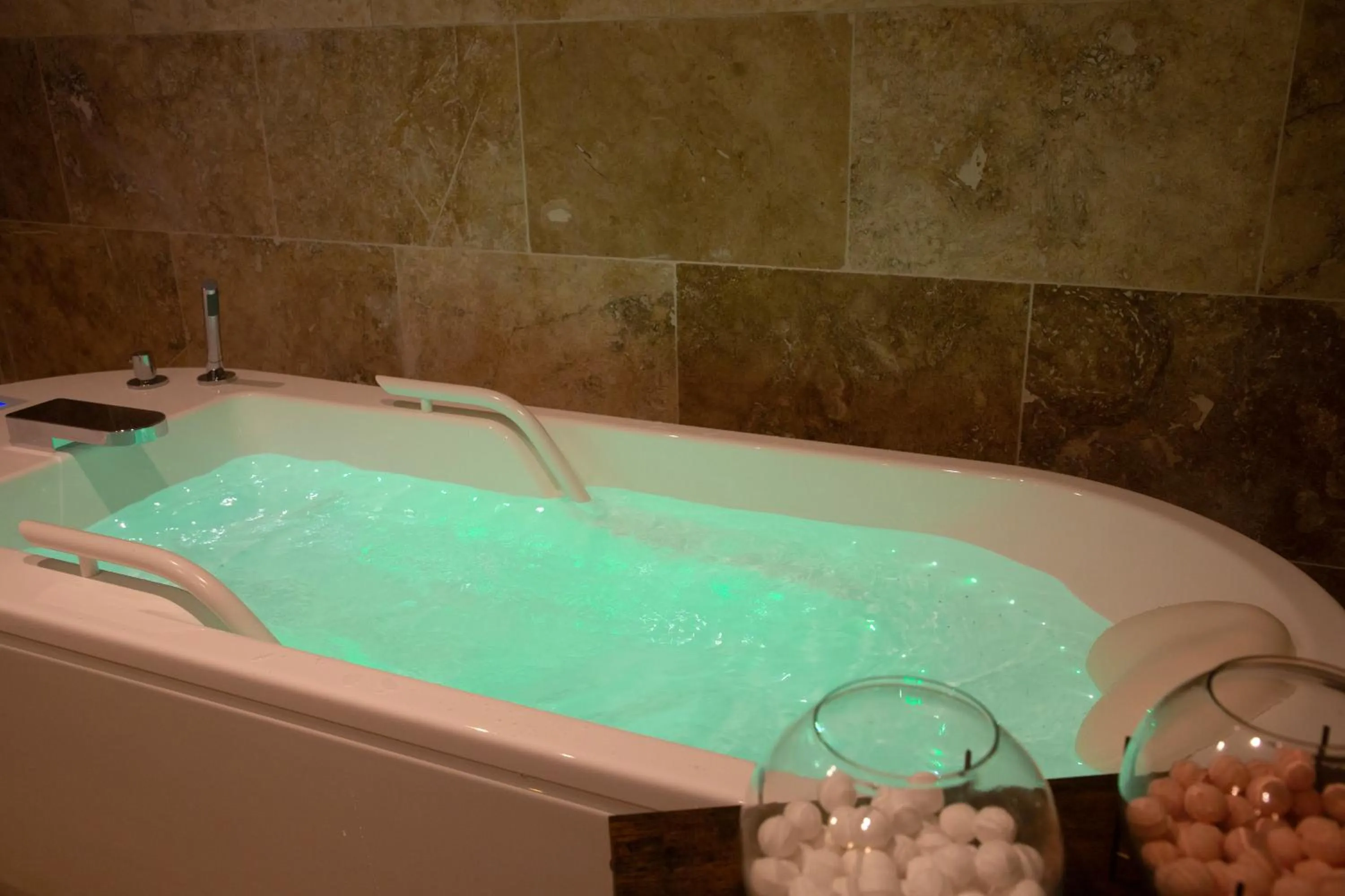 Hot Tub in Logis Hotel Restaurant SPA Les Oliviers