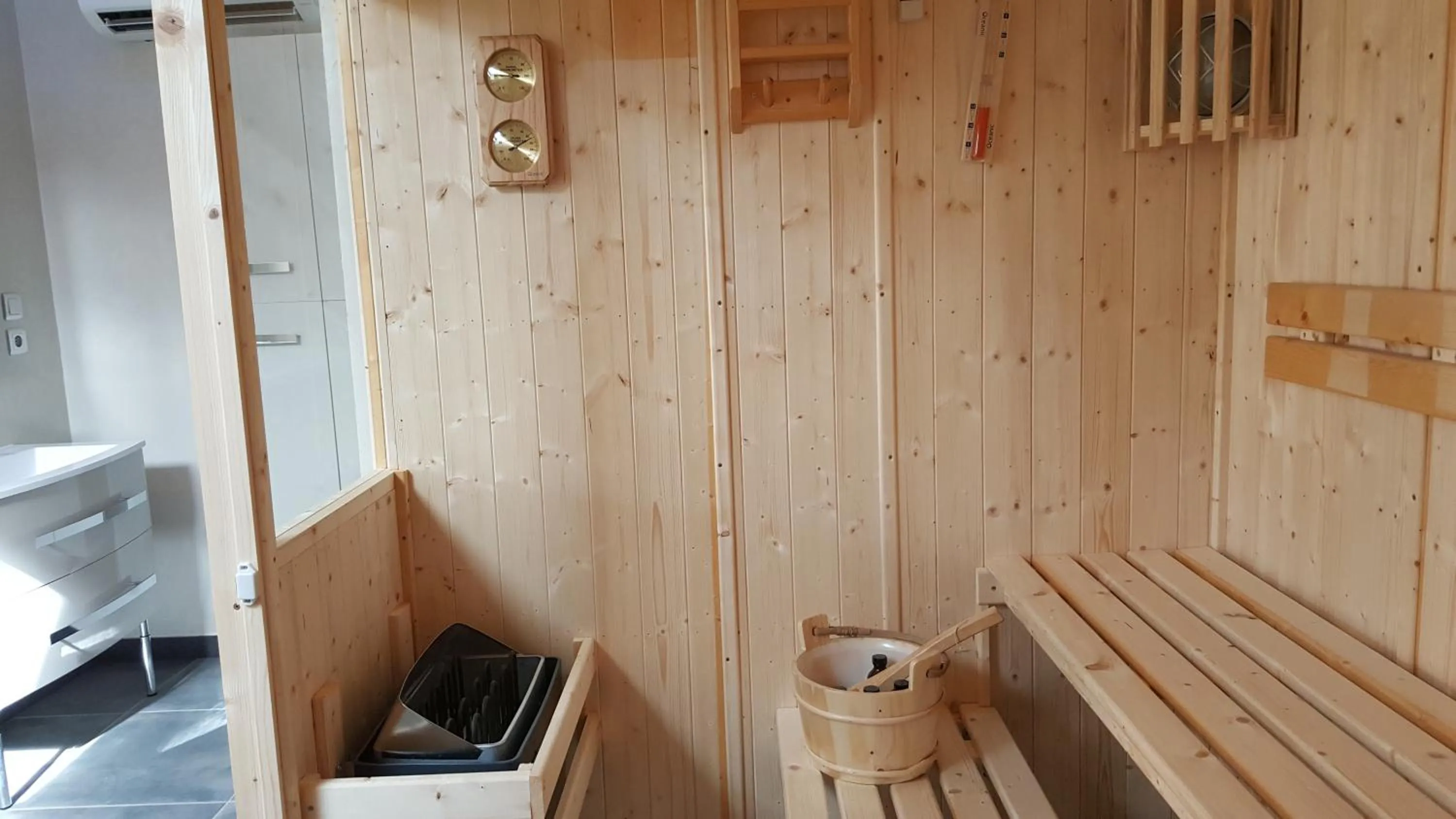 Sauna in Logis Hotel Restaurant SPA Les Oliviers