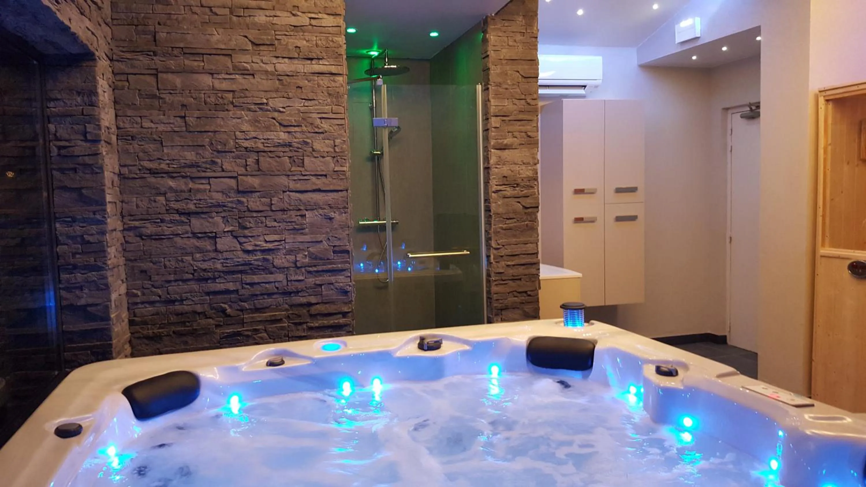 Hot Tub in Logis Hotel Restaurant SPA Les Oliviers