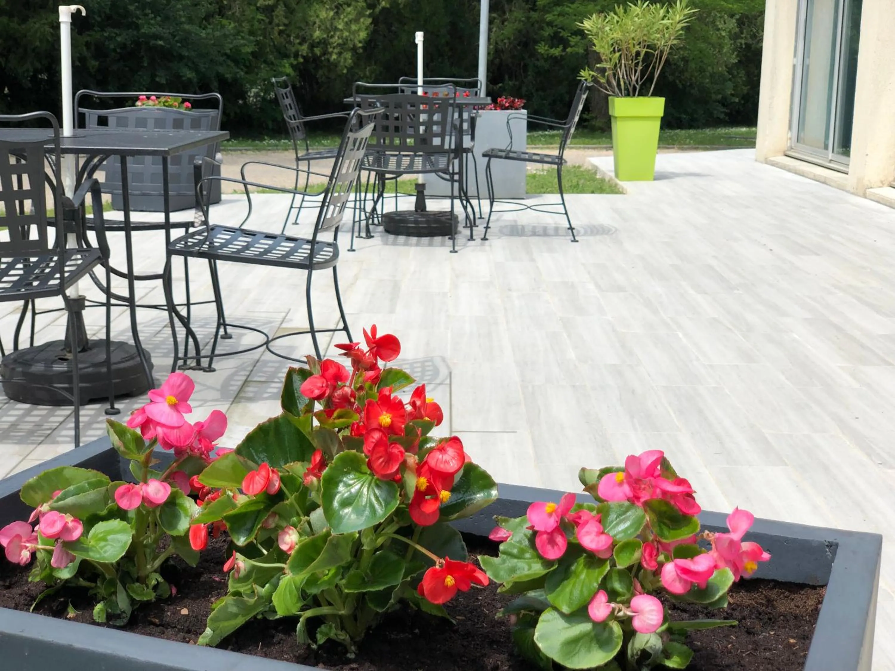 Patio in Logis Hotel Restaurant SPA Les Oliviers