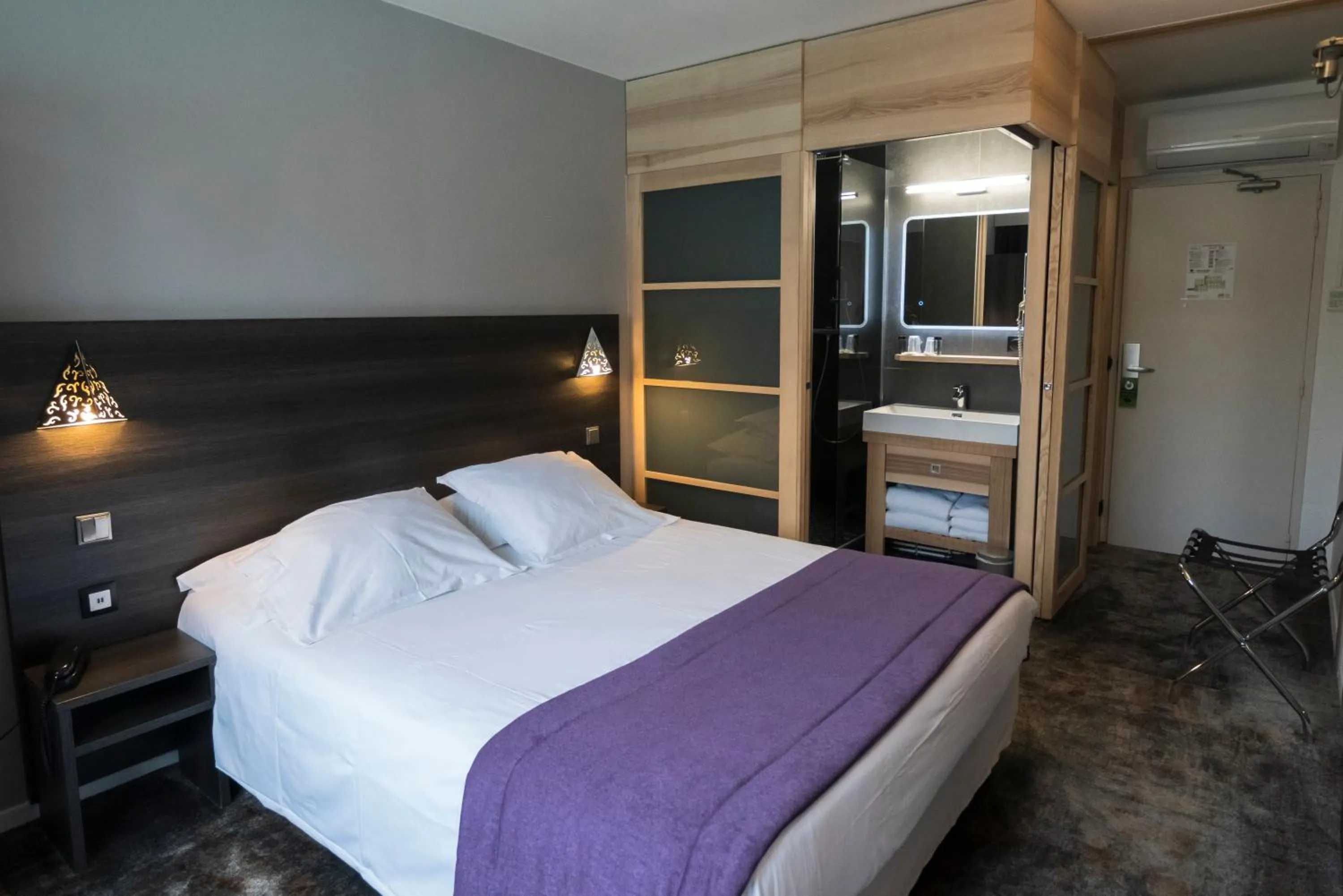 Bedroom, Bed in Logis Hotel Restaurant SPA Les Oliviers