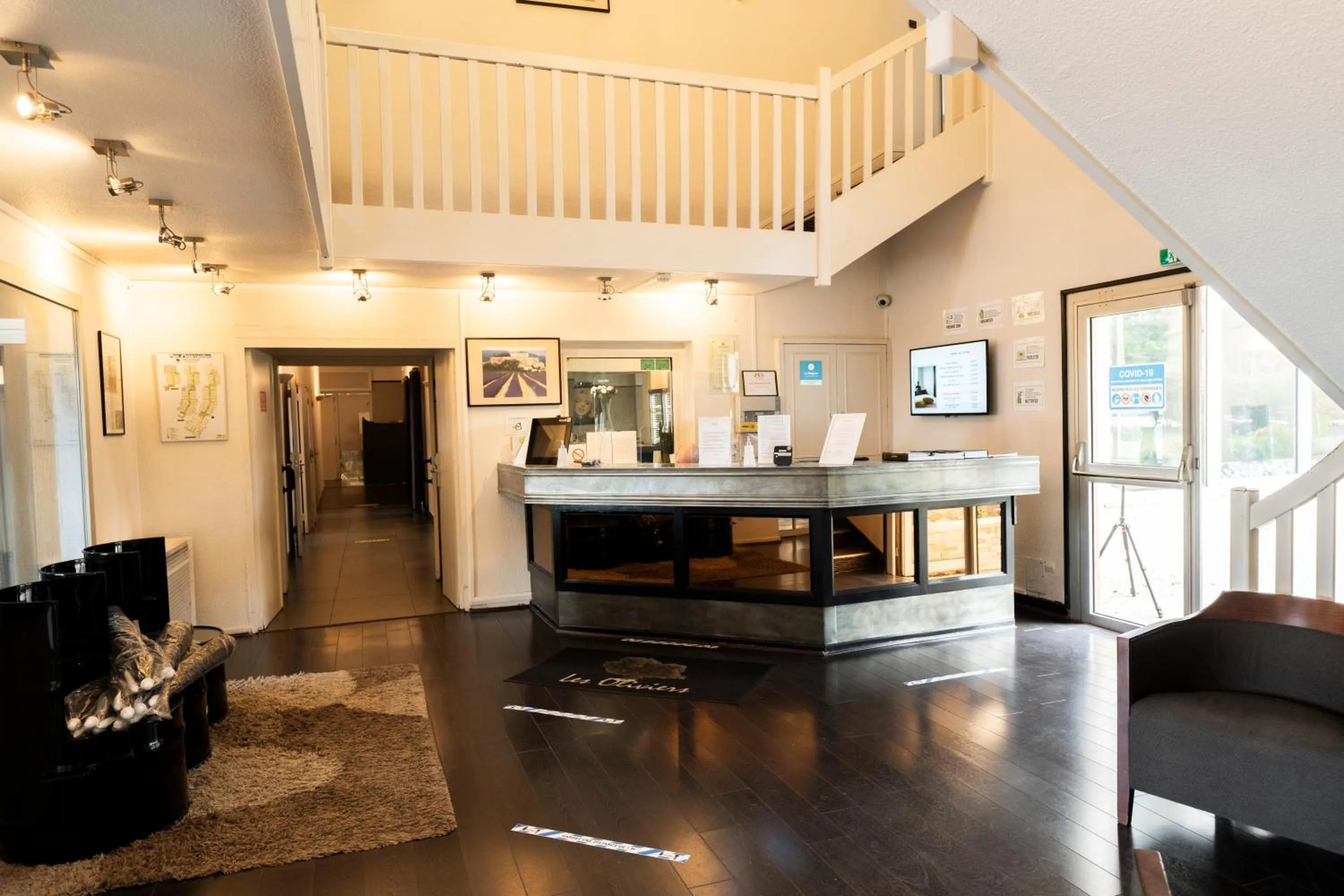 Lobby or reception in Logis Hotel Restaurant SPA Les Oliviers