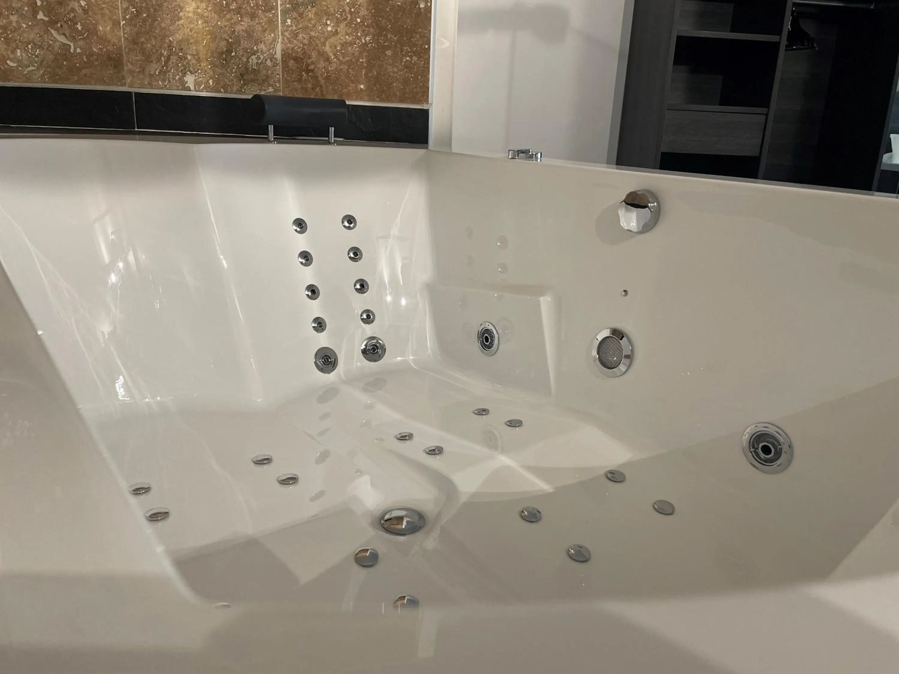 Bath in Logis Hotel Restaurant SPA Les Oliviers