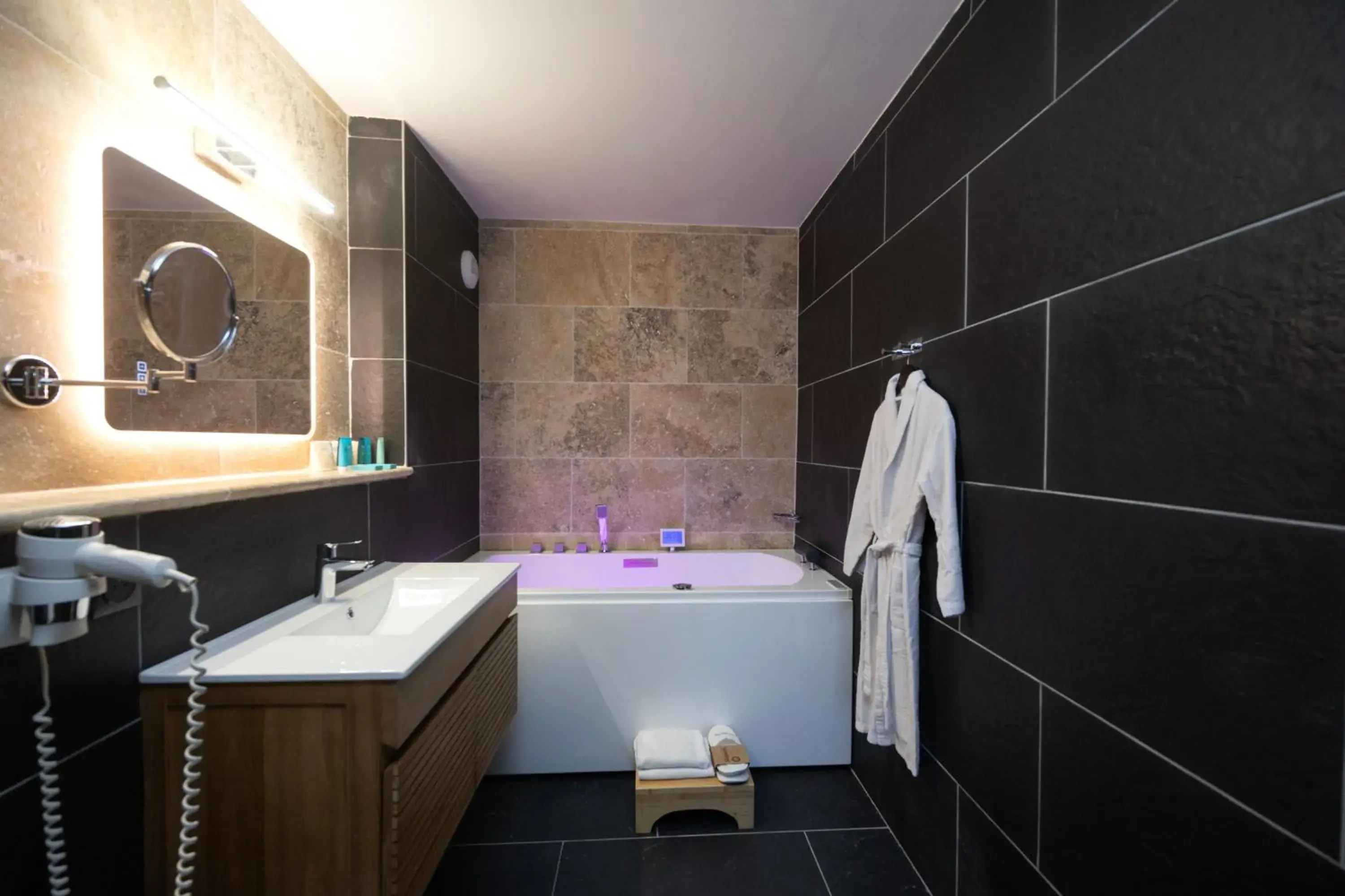 Junior Suite in Logis Hotel Restaurant SPA Les Oliviers Junior Suite in Logis Hotel Restaurant SPA Les Oliviers