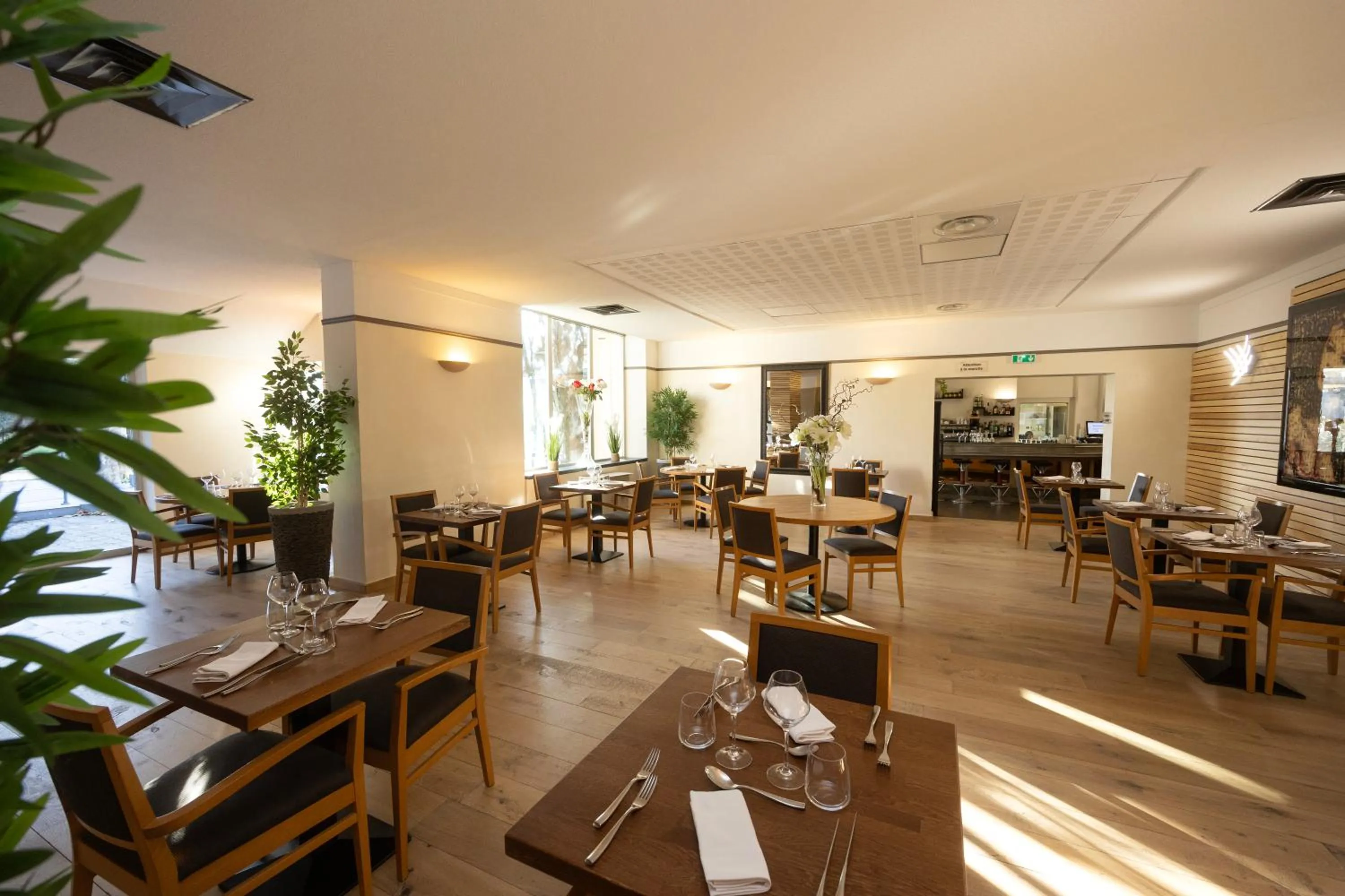 Restaurant/places to eat in Logis Hotel Restaurant SPA Les Oliviers