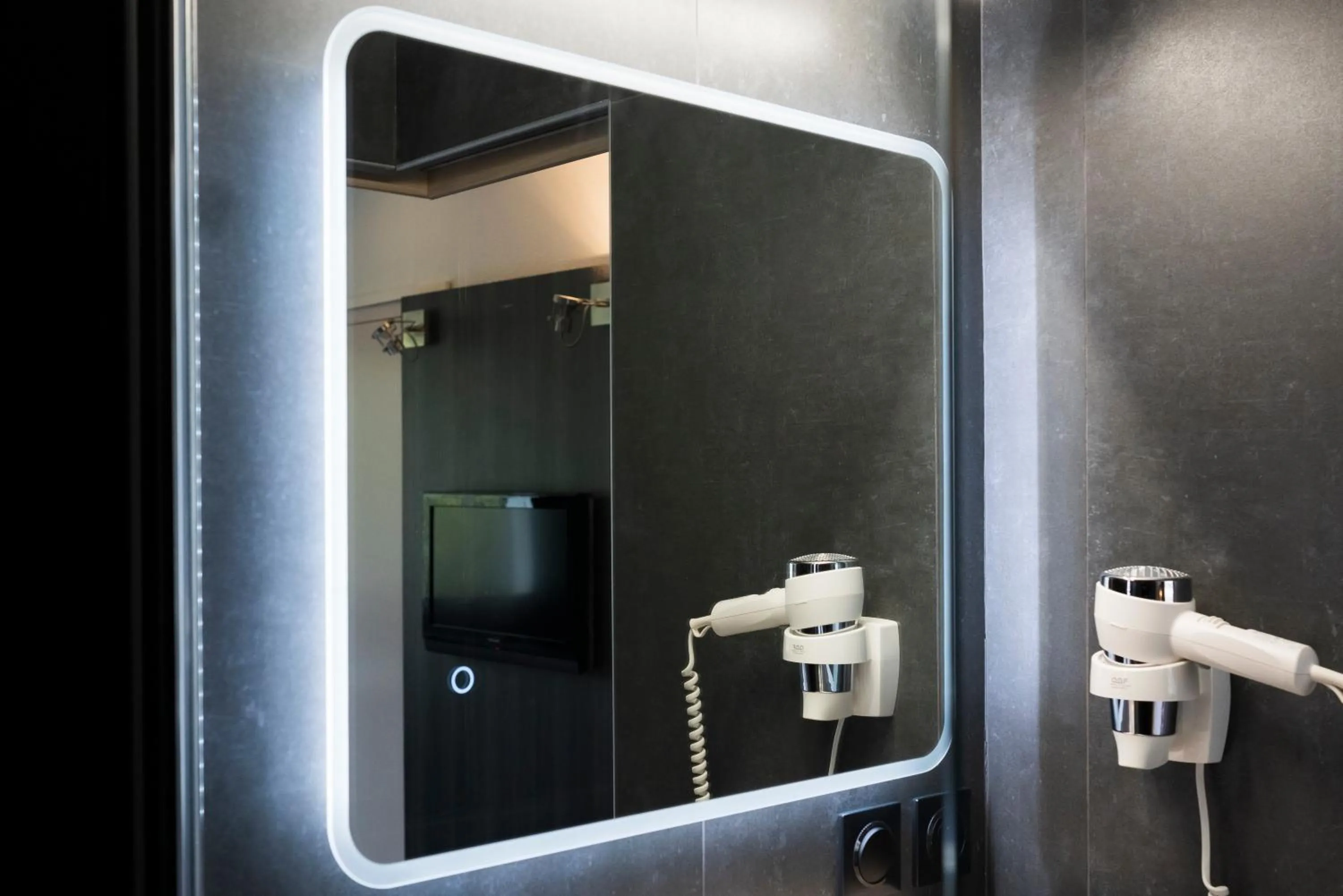 Bathroom in Logis Hotel Restaurant SPA Les Oliviers