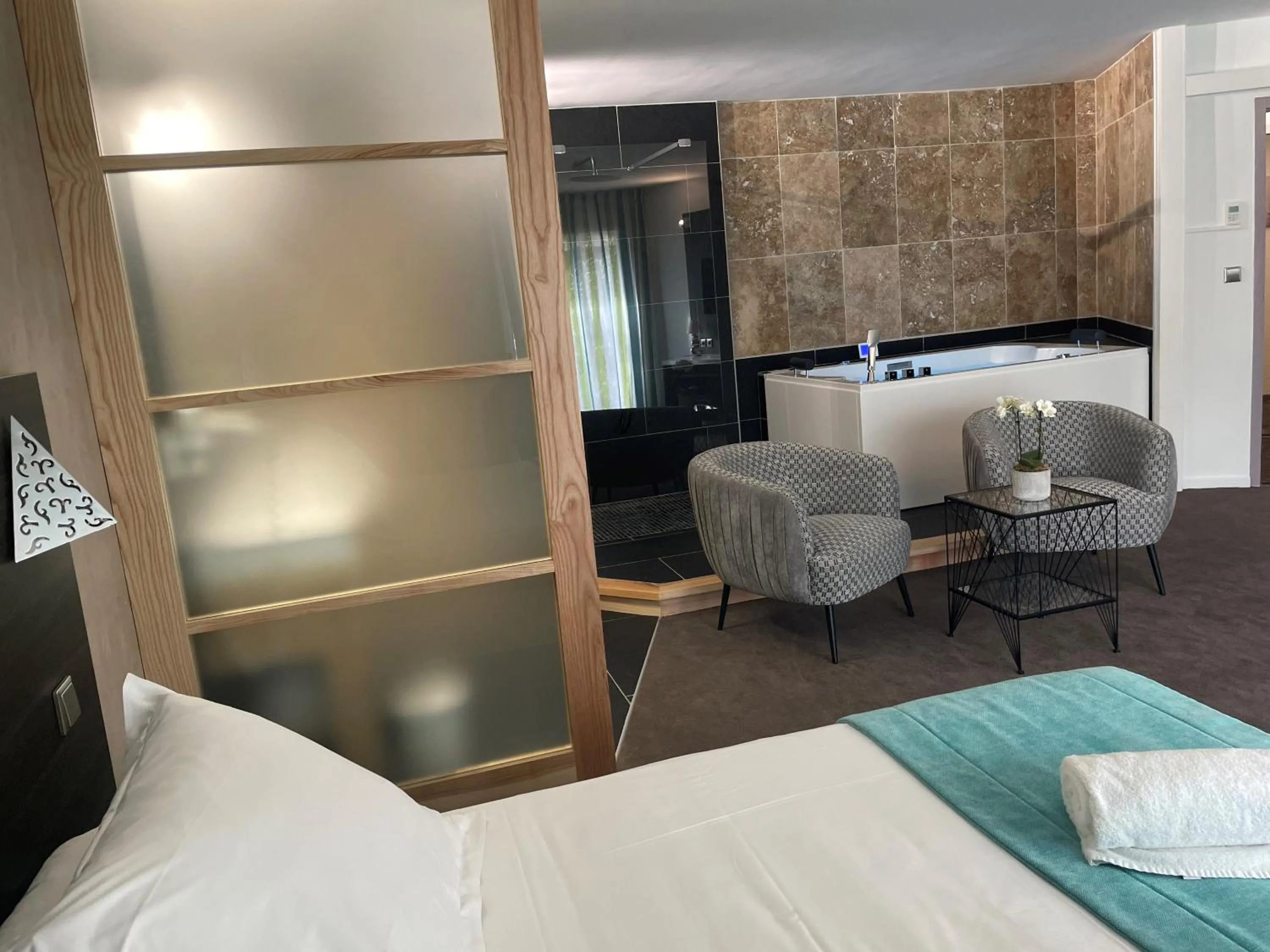 Bed in Logis Hotel Restaurant SPA Les Oliviers