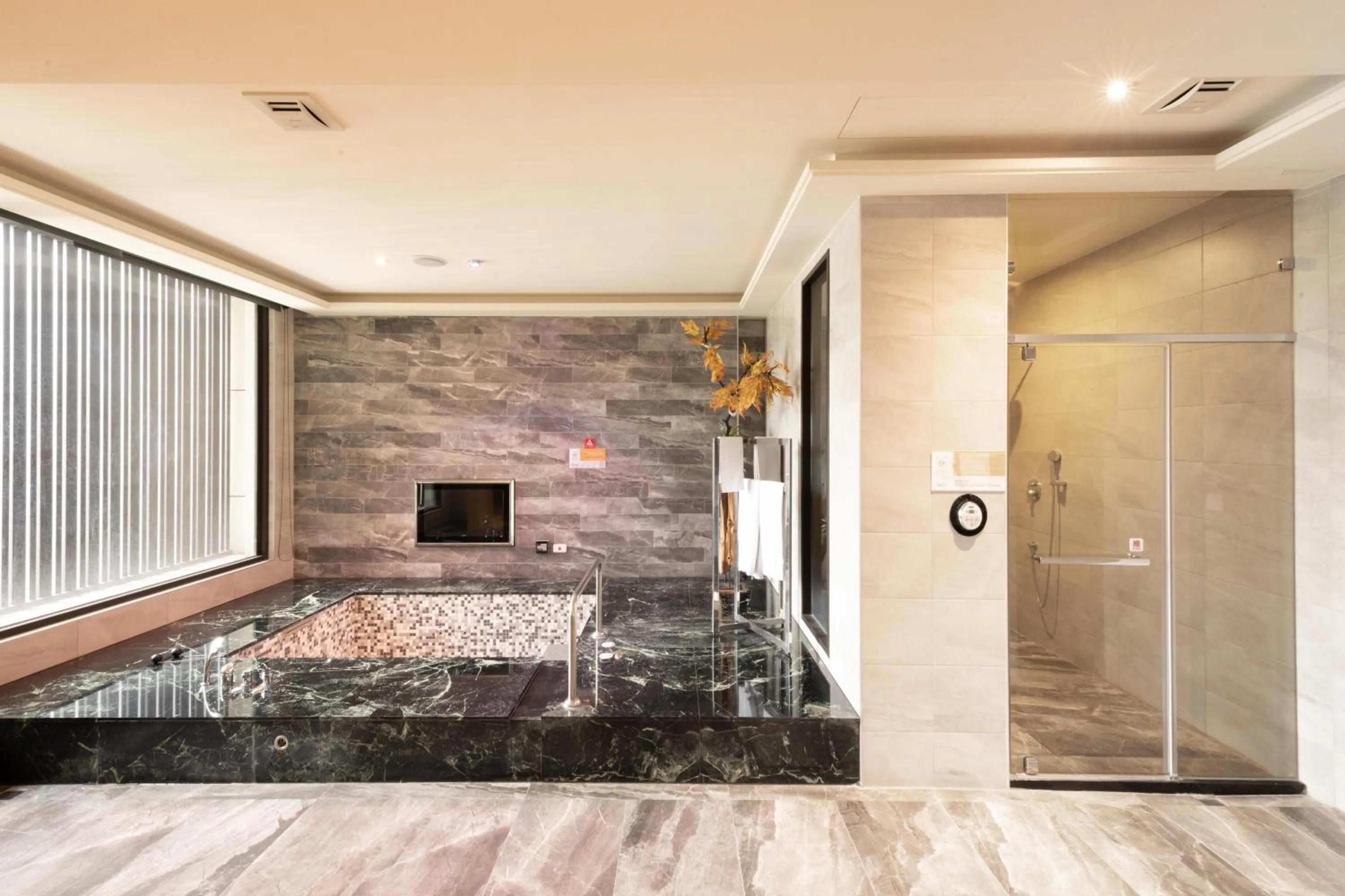 Shower in 覓玥精品時尚旅館 Mi Yue Boutique Motel