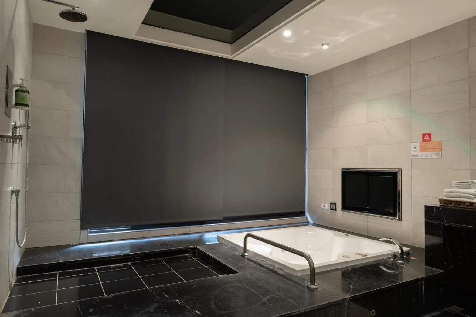 Bathroom, Bed in 覓玥精品時尚旅館 Mi Yue Boutique Motel