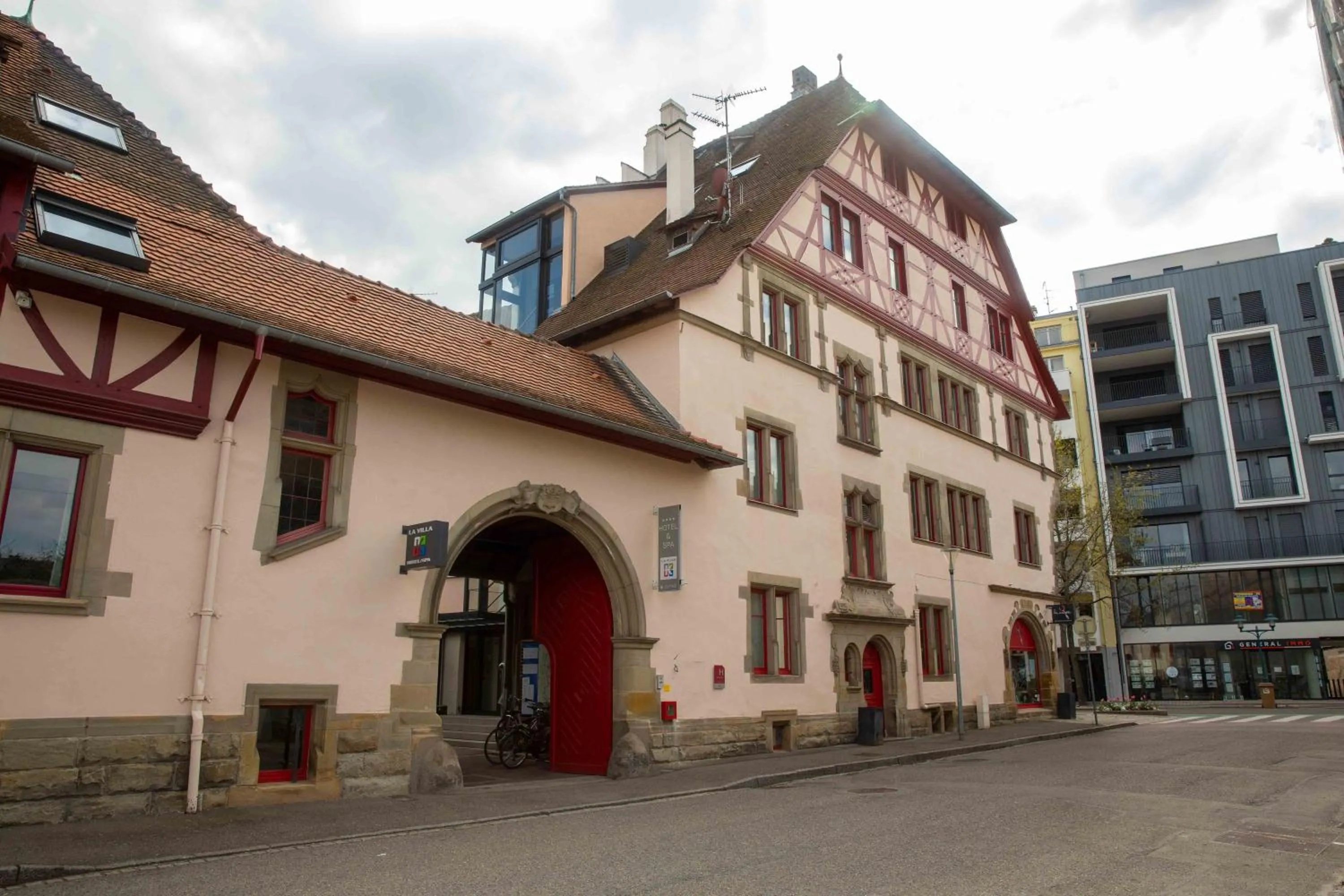 Property building in Hôtel et Spa La Villa K - Basel Airport