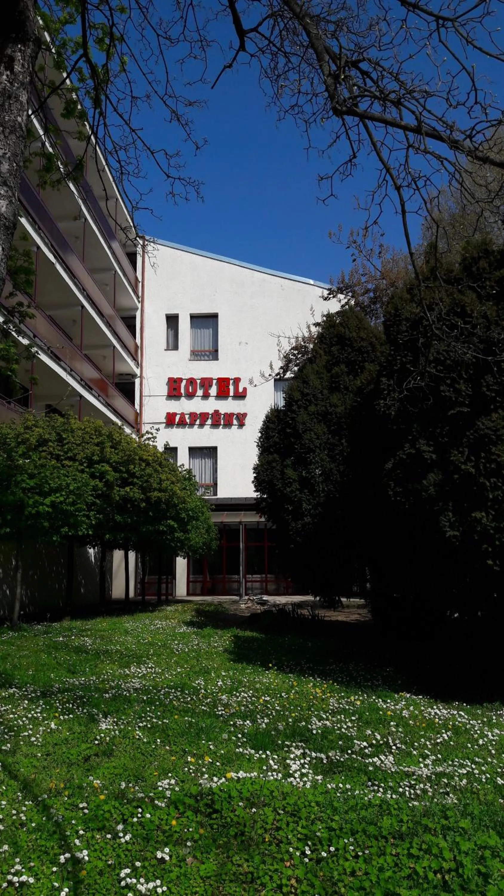 Facade/entrance in CE Napfény Hotel
