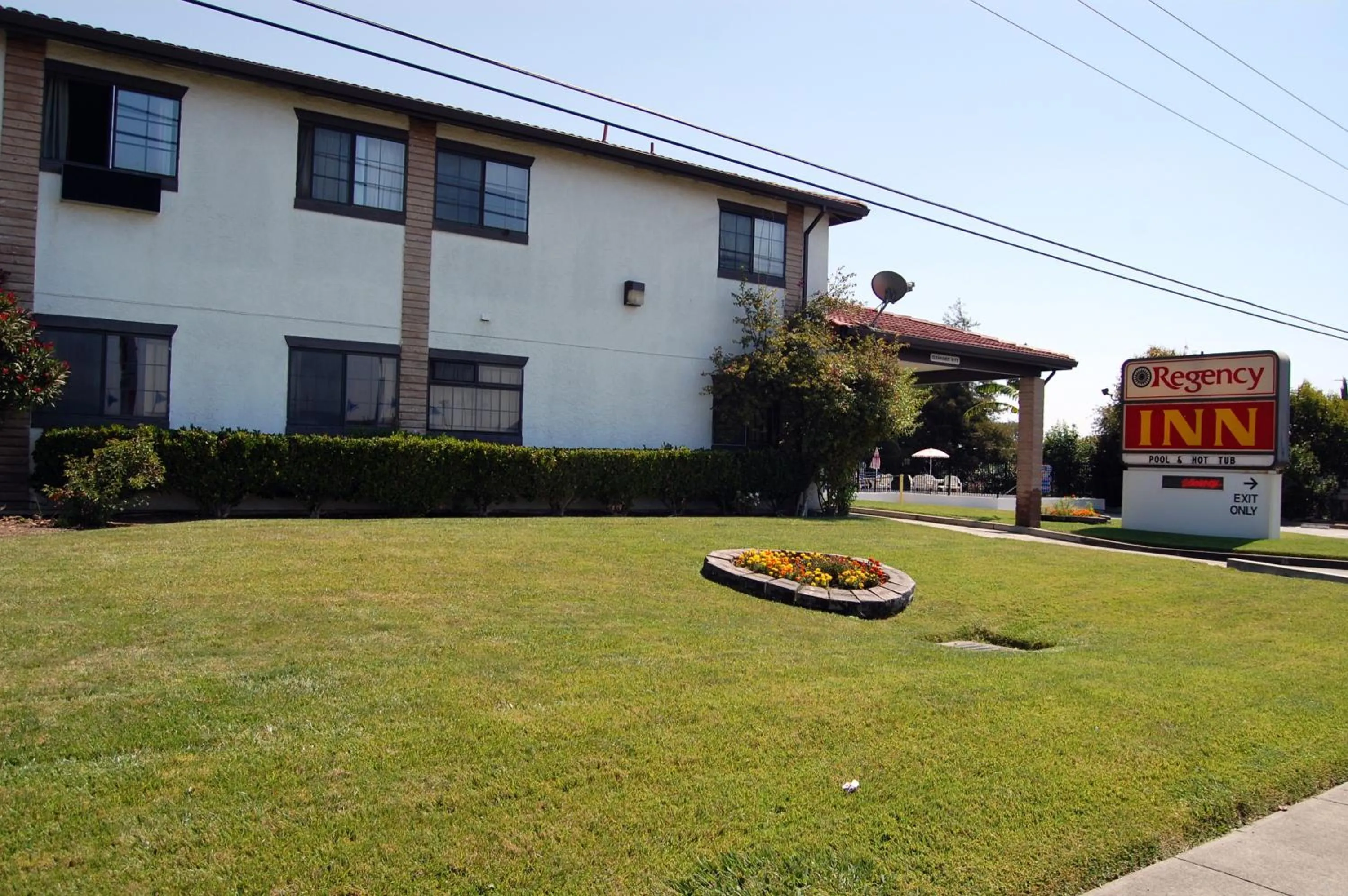 Facade/entrance in Regency Inn