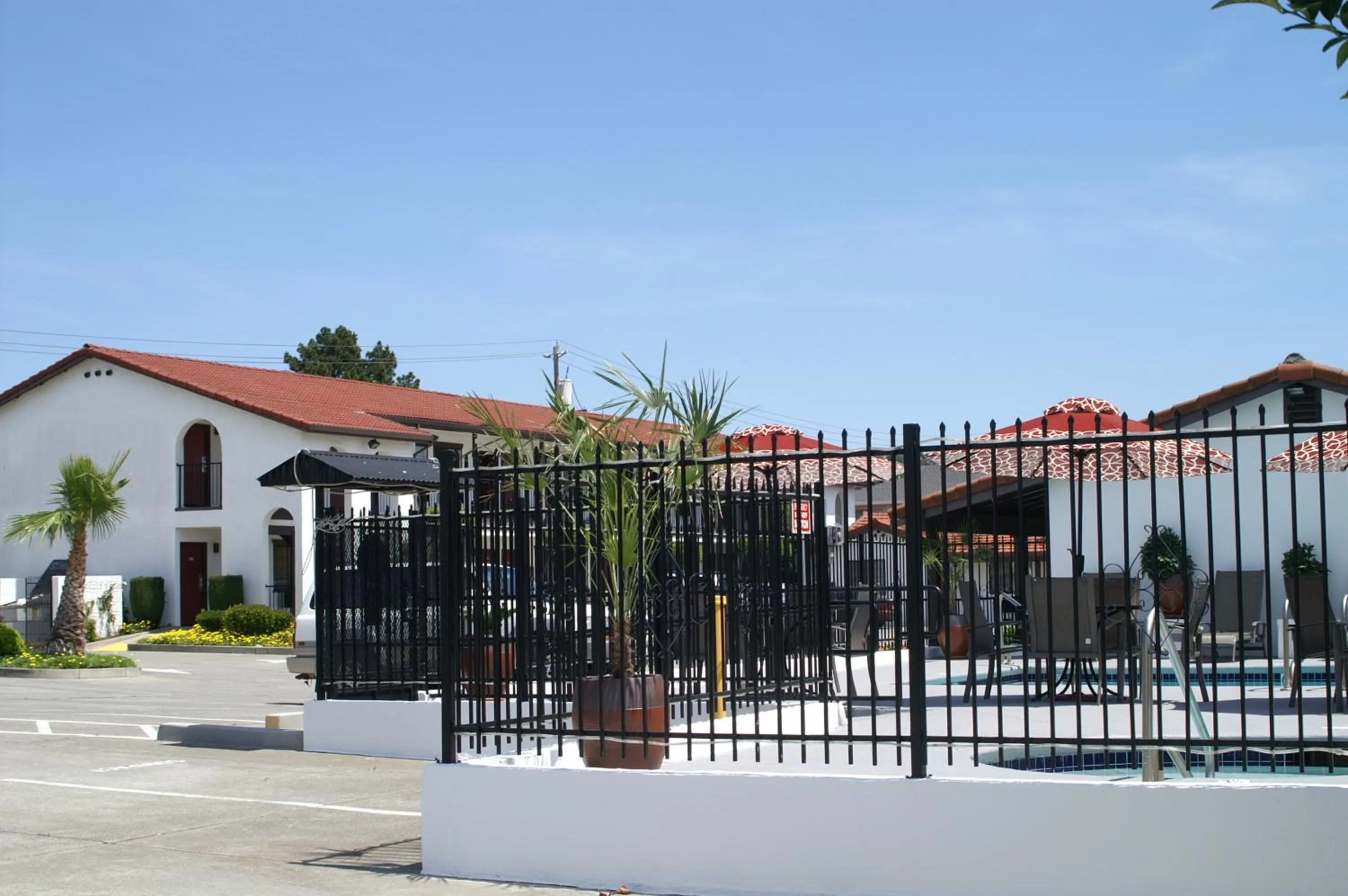 Facade/entrance in Regency Inn