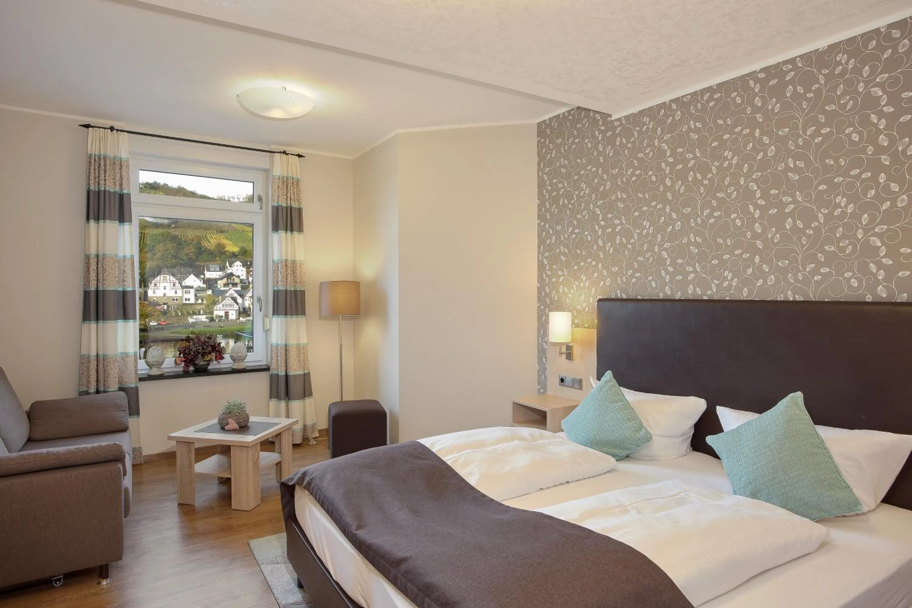 Photo of the whole room, Bed in Mayer's Weinhotel