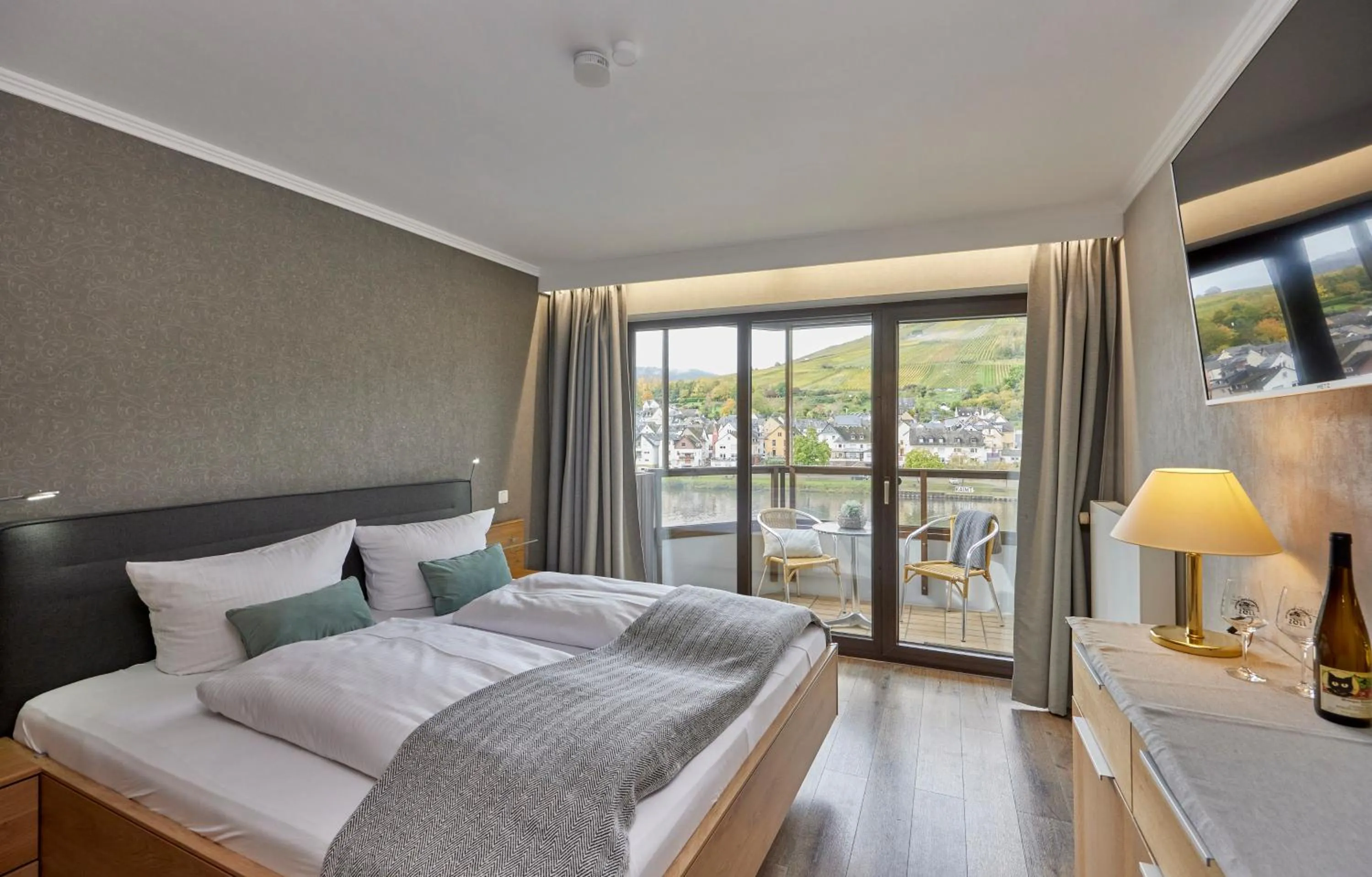 Photo of the whole room, Bed in Mayer's Weinhotel