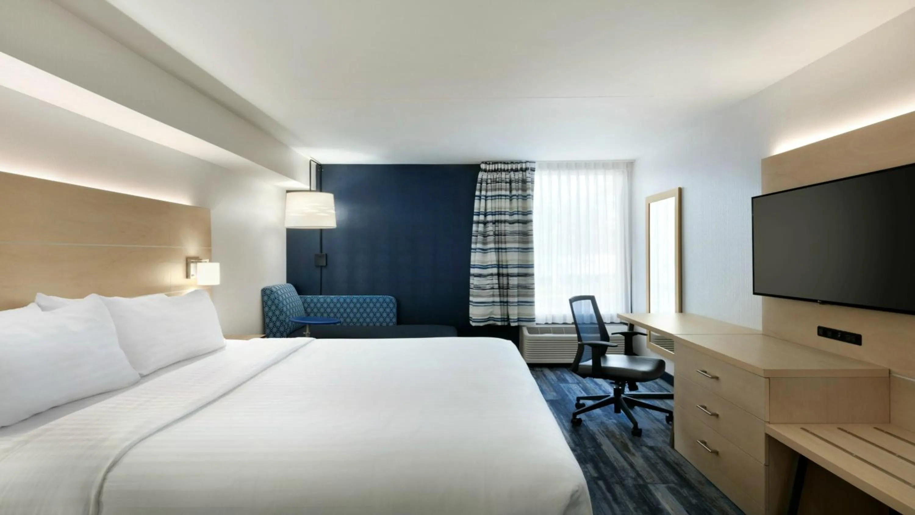 Photo of the whole room, Bed in Holiday Inn Express - Williamsburg Busch Gardens Area by IHG
