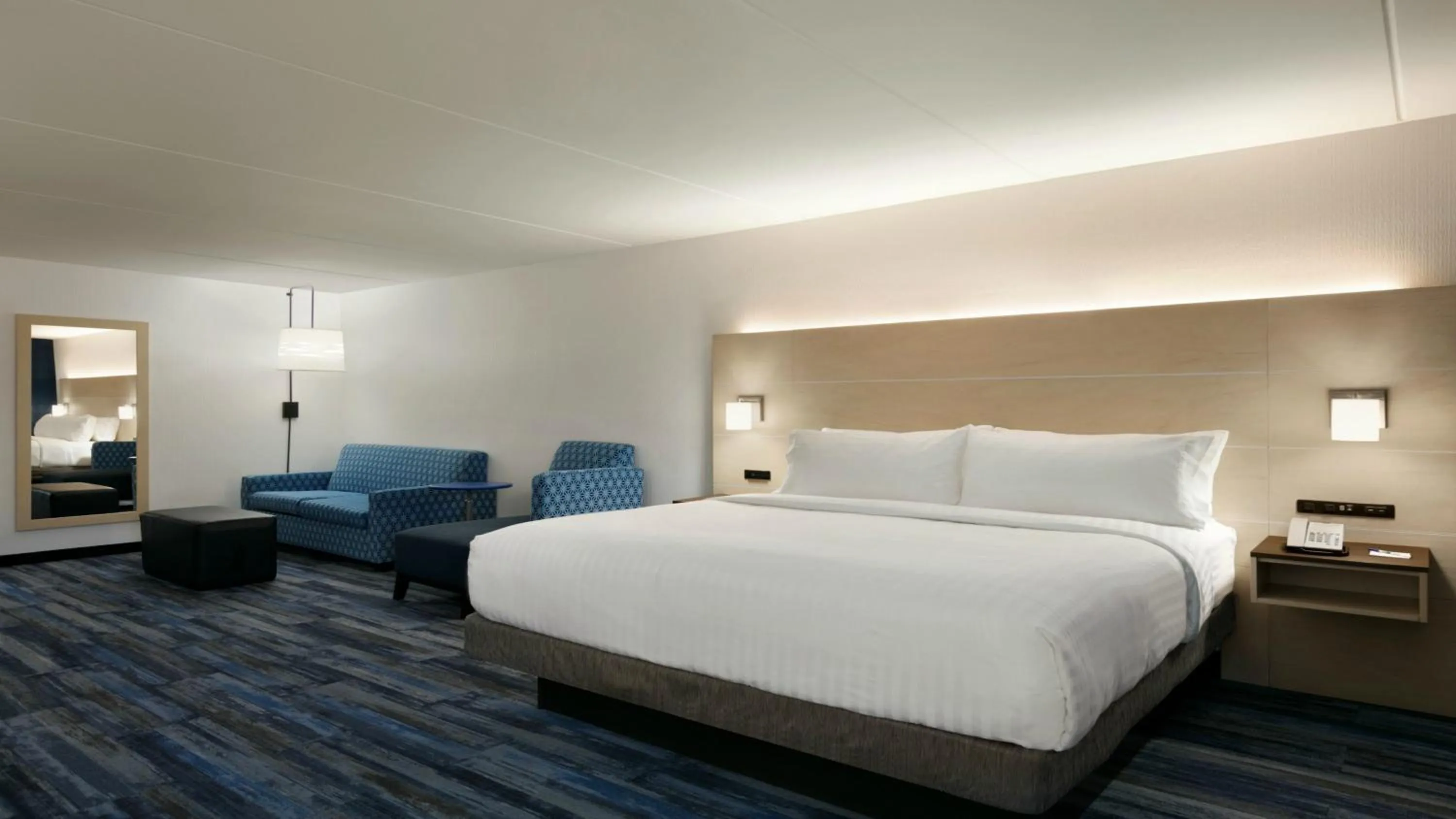 Photo of the whole room, Bed in Holiday Inn Express - Williamsburg Busch Gardens Area by IHG