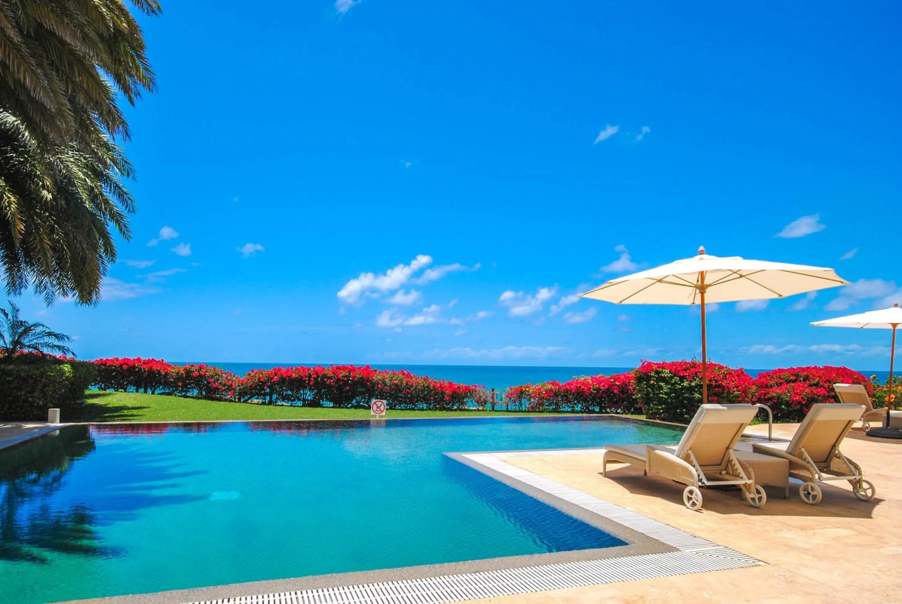 Swimming pool in Blue Waters Resort and Spa