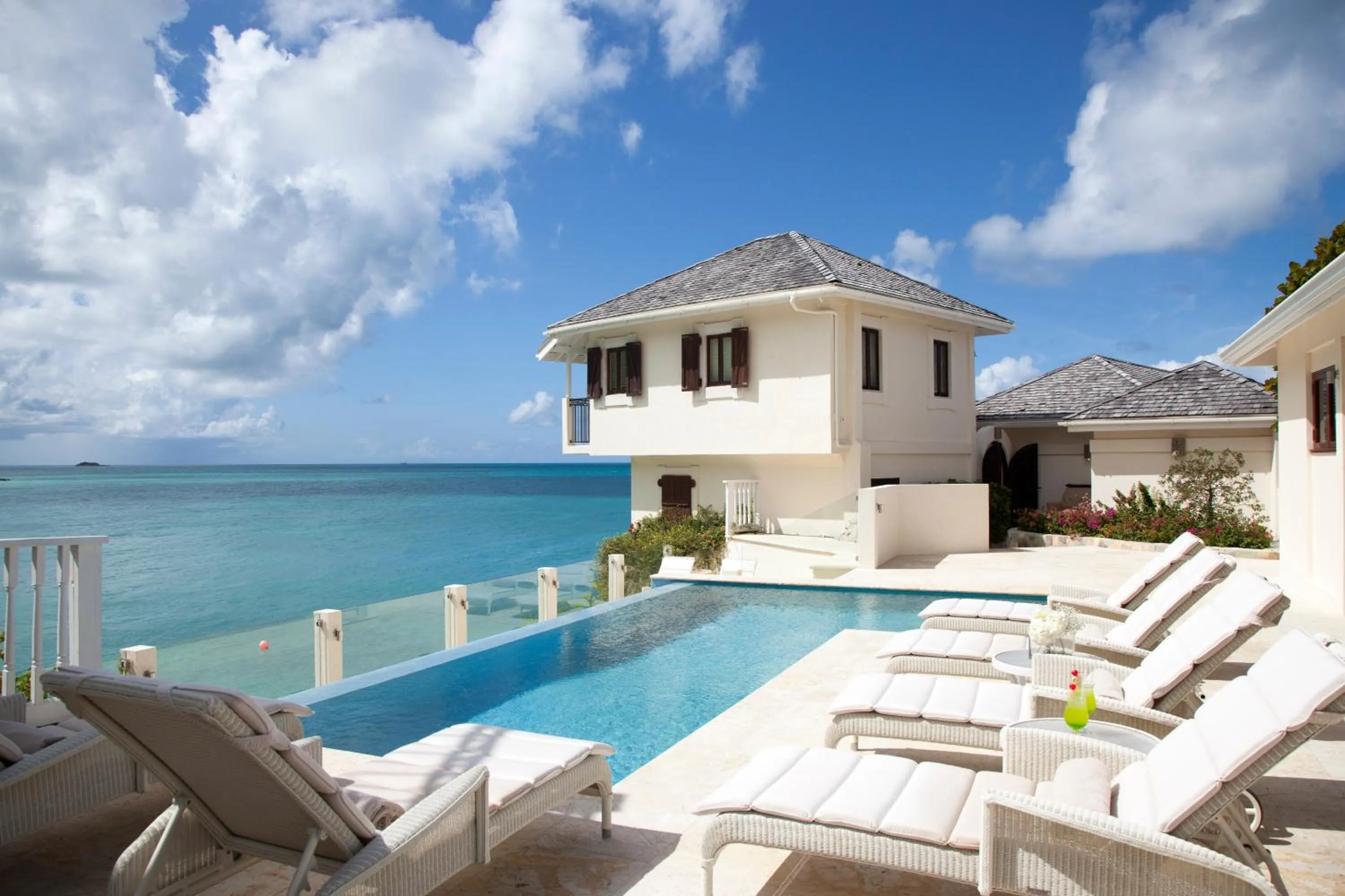 Swimming pool in Blue Waters Resort and Spa