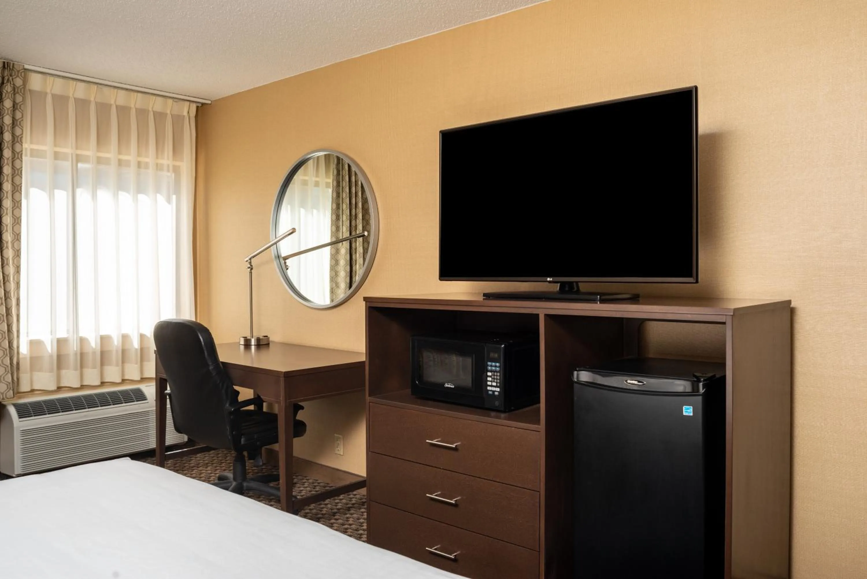 TV and multimedia, Bed in Clarion Pointe Harrisonburg
